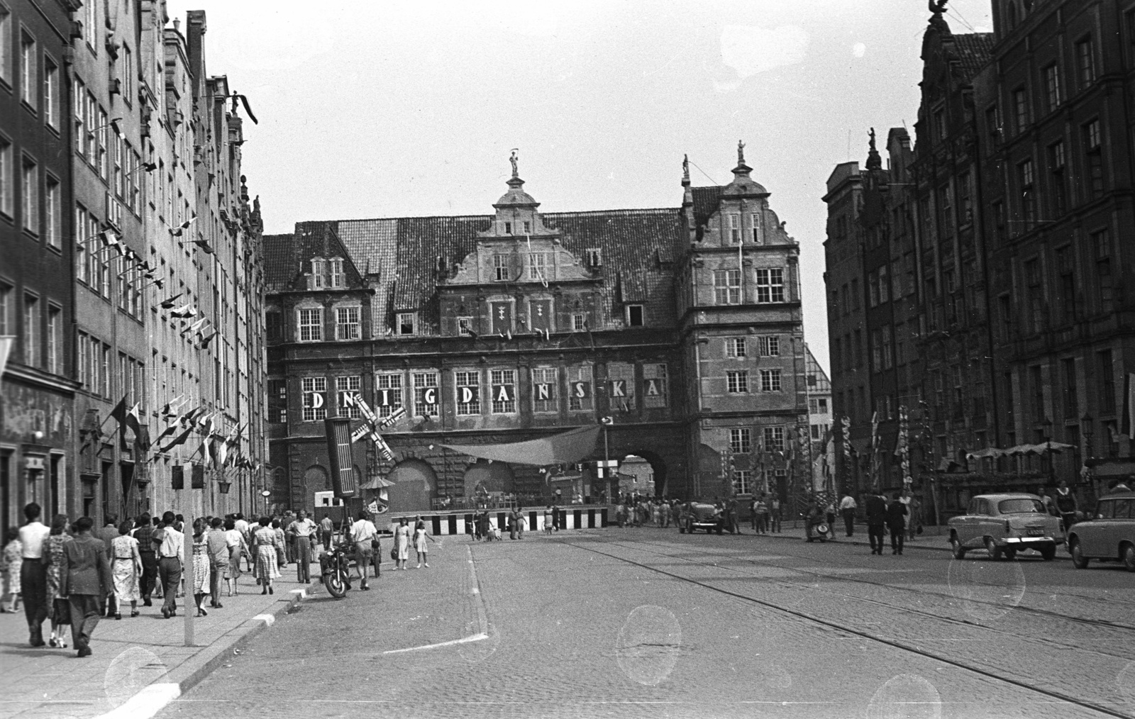 Lengyelország, Gdańsk, Hosszú Piac (Dlugi Targ), Zöld Kapu (Brama Zielona)., 1958, Lencse Zoltán, kapu, Moszkvics 407, AWZ P70 Zwickau, Regnier van Amsterdam-terv, Hans Kramer-terv, Manierizmus, Fortepan #54728