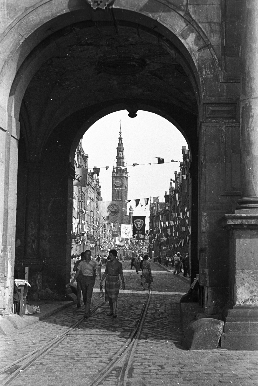 Poland, Gdańsk, az ulica Dluga és a Városháza az Arany kapu (Zlota Brama) felől nézve., 1958, Lencse Zoltán, gate, tower, public building, gothic, renaissance, gateway, Abraham van den Blocke-design, Mannerist, Fortepan #54730