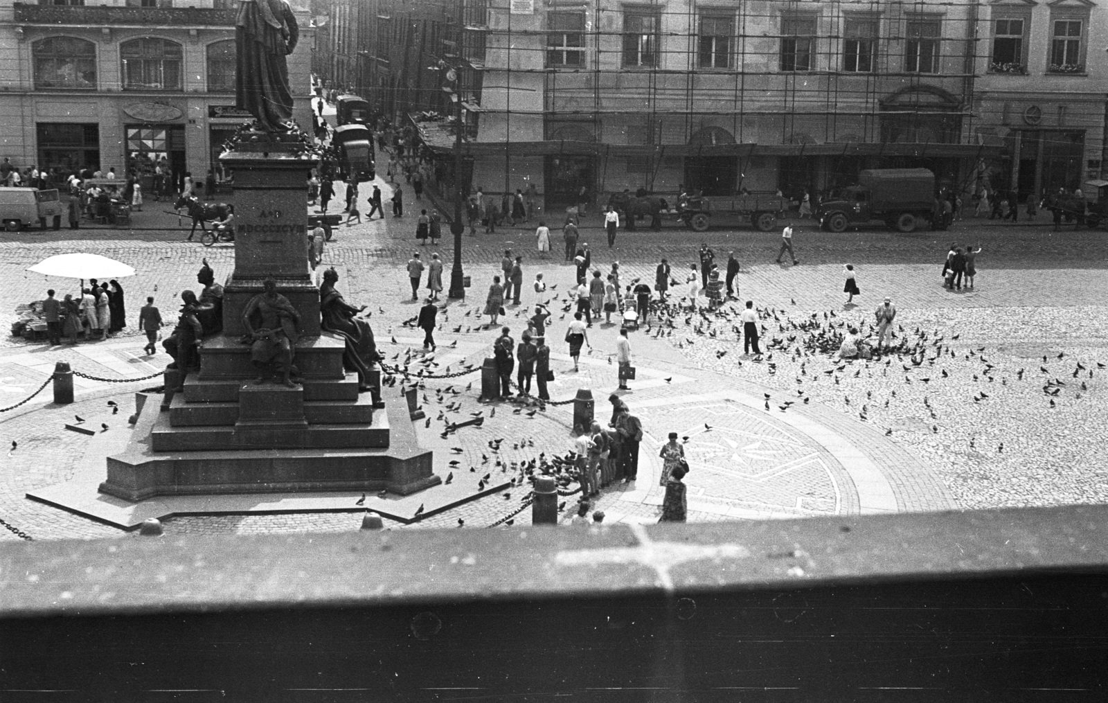 Lengyelország, Krakkó, Rynek Glówny a város főtere és az Adam Mickiewicz-emlékmű a Posztócsarnokból nézve., 1958, Lencse Zoltán, szobor, emlékmű, lovaskocsi, teherautó, fogat, galamb, szoborcsoport, Adam Mickiewicz-ábrázolás, Teodor Rygier-terv, Fortepan #54742