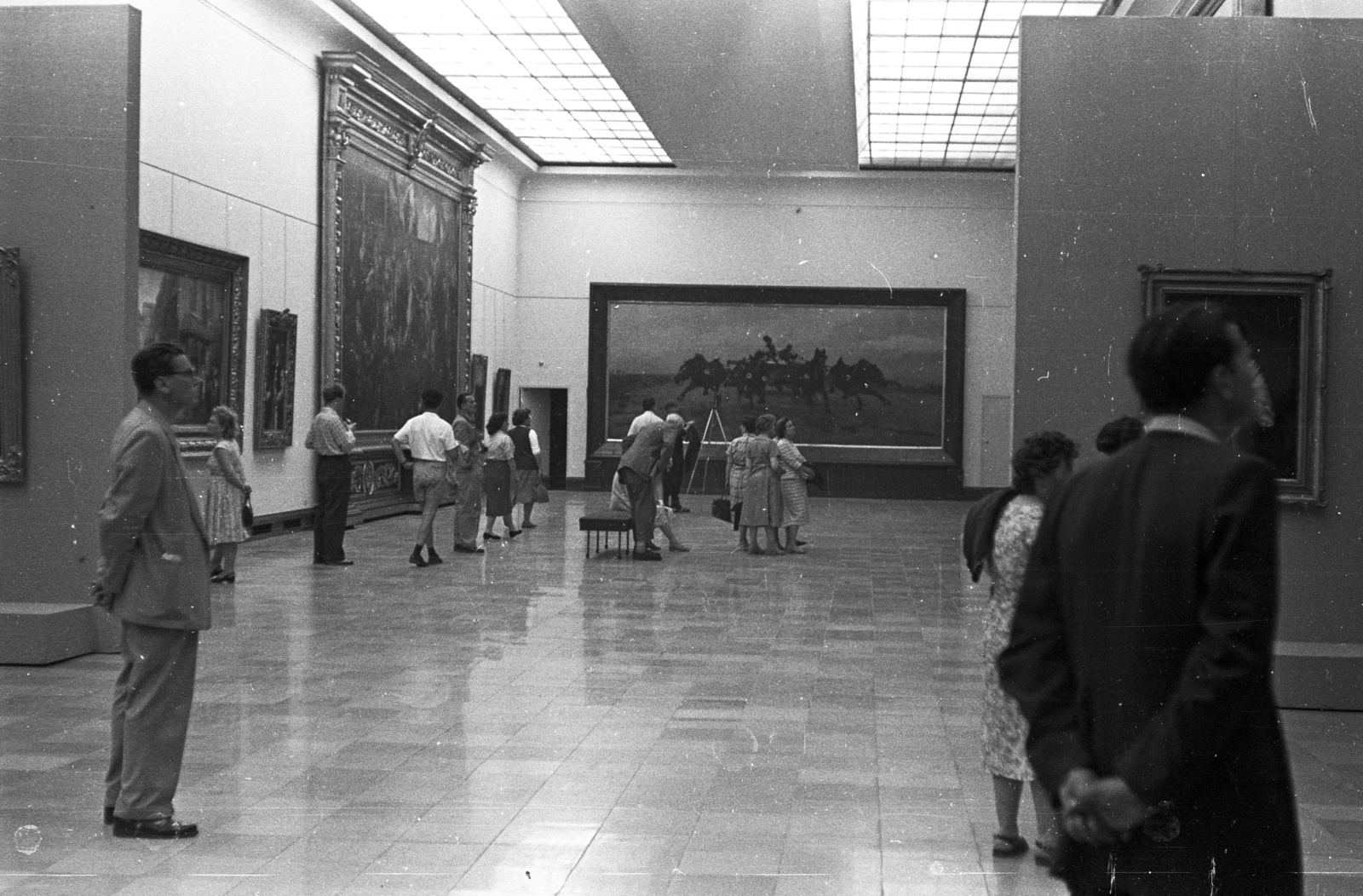 Poland, Kraków, Nemzeti Múzeum., 1958, Lencse Zoltán, museum, painting, interior, National museum, hands behind the back, Fortepan #54743