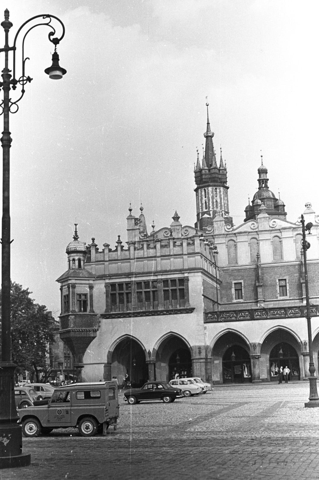 Lengyelország, Krakkó, Rynek Glówny a város főtere, Posztócsarnok (Sukiennice)., 1958, Lencse Zoltán, dzsip, neogótika, reneszánsz, automobil, vásárcsarnok, világörökség, csúcsív, Fortepan #54746