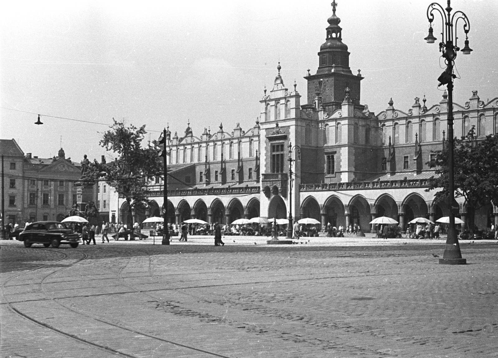 Poland, Kraków, Rynek Glówny a város főtere, Posztócsarnok (Sukiennice)., 1958, Lencse Zoltán, Neo-Gothic-style, renaissance, market hall, World Heritage, pointed arch, Fortepan #54747