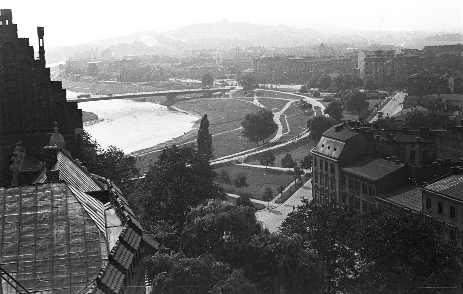 Lengyelország, Krakkó, kilátás a Királyi Palotából (Wawel) a Visztula (Wisła) folyó, a Debnicki híd felé., 1958, Lencse Zoltán, látkép, Fortepan #54753