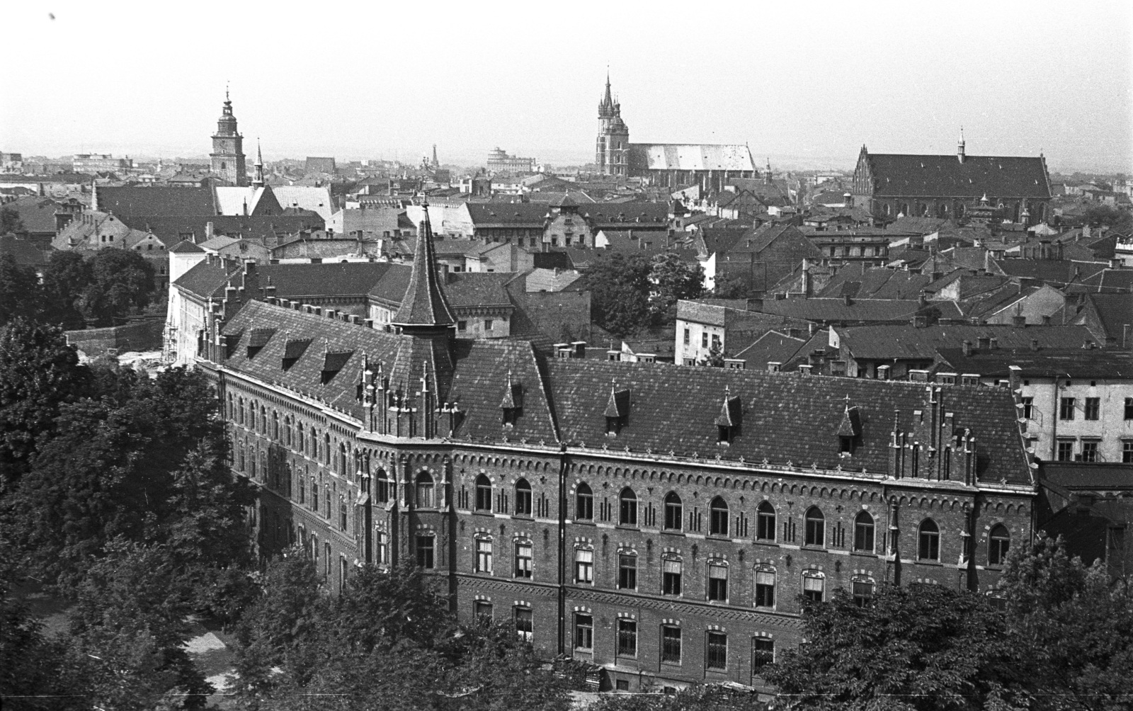 Poland, Kraków, kilátás a Királyi Palotából (Wawel) az óváros felé, előtérben az érseki szeminárium épülete., 1958, Lencse Zoltán, picture, Fortepan #54754