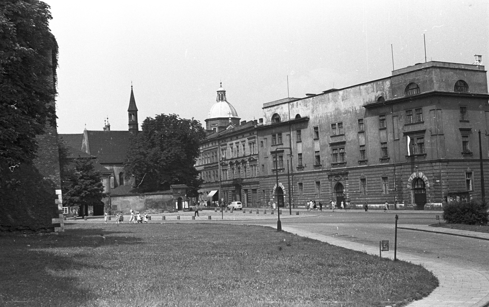 Poland, Kraków, a Szent Egyed-templom, a Szent Péter és Pál apostolok templomának kupolája és a ulica Grodzka-n az Arsenal Królewski, a Királyi Palota (Wawel) mellől nézve., 1958, Lencse Zoltán, street view, square, Fortepan #54757