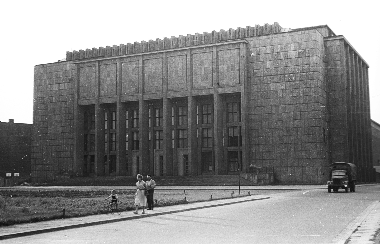 Poland, Kraków, Aleja Adama Mickiewicza, Nemzeti Múzeum., 1958, Lencse Zoltán, Soviet brand, GAZ-brand, commercial vehicle, museum, modern architecture, National museum, Czesław Boratyński-design, Edward Kreisler-design, Bolesław Schmidt-design, Fortepan #54763