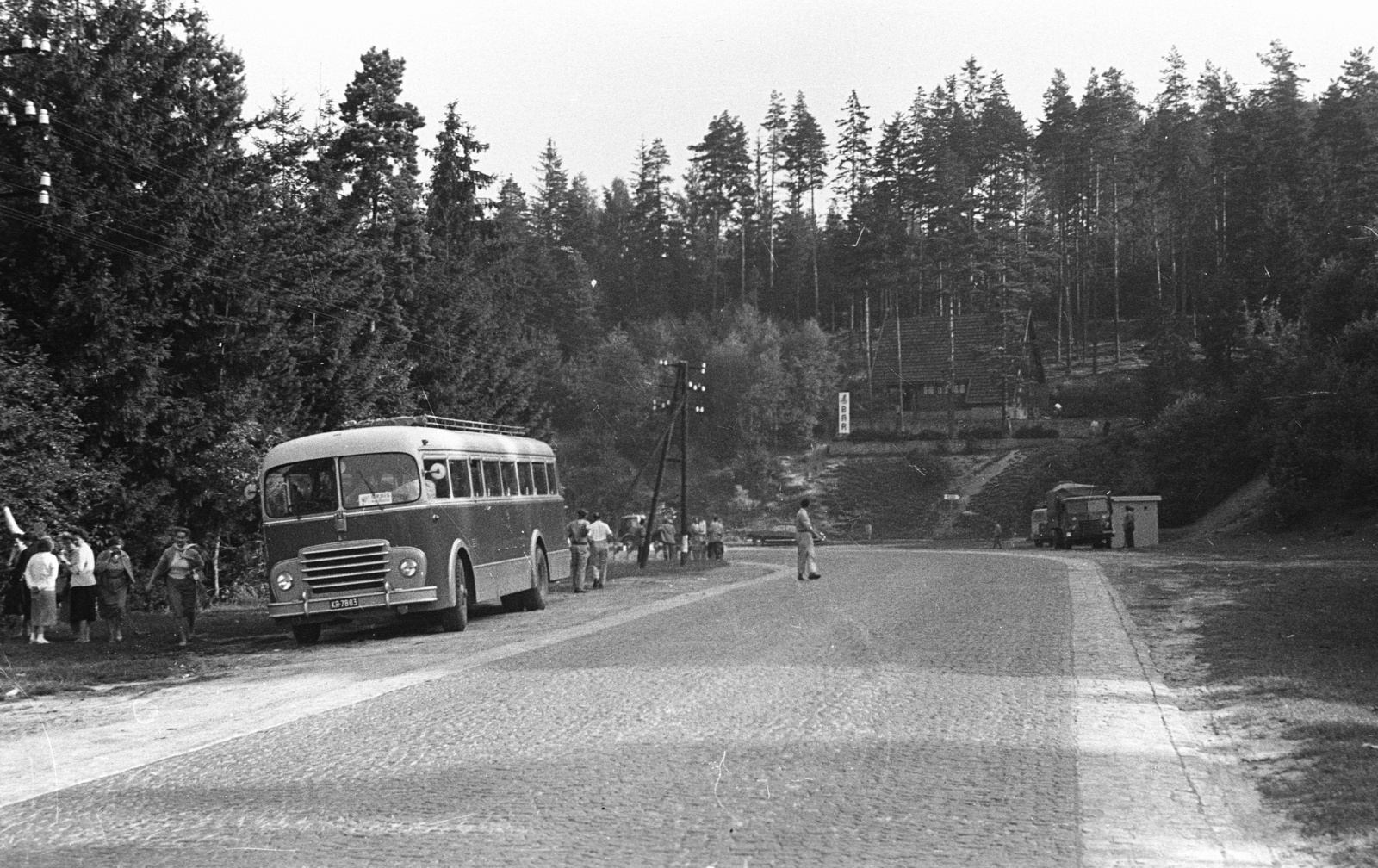 Lengyelország,Lengyel Magas-Tátra, Naprawa, E77-es országút, szemben a Pod Sosnami étterem., 1958, Lencse Zoltán, erdő, autóbusz, Fiat-márka, olasz gyártmány, rendszám, Tátra hegység, Fortepan #54767