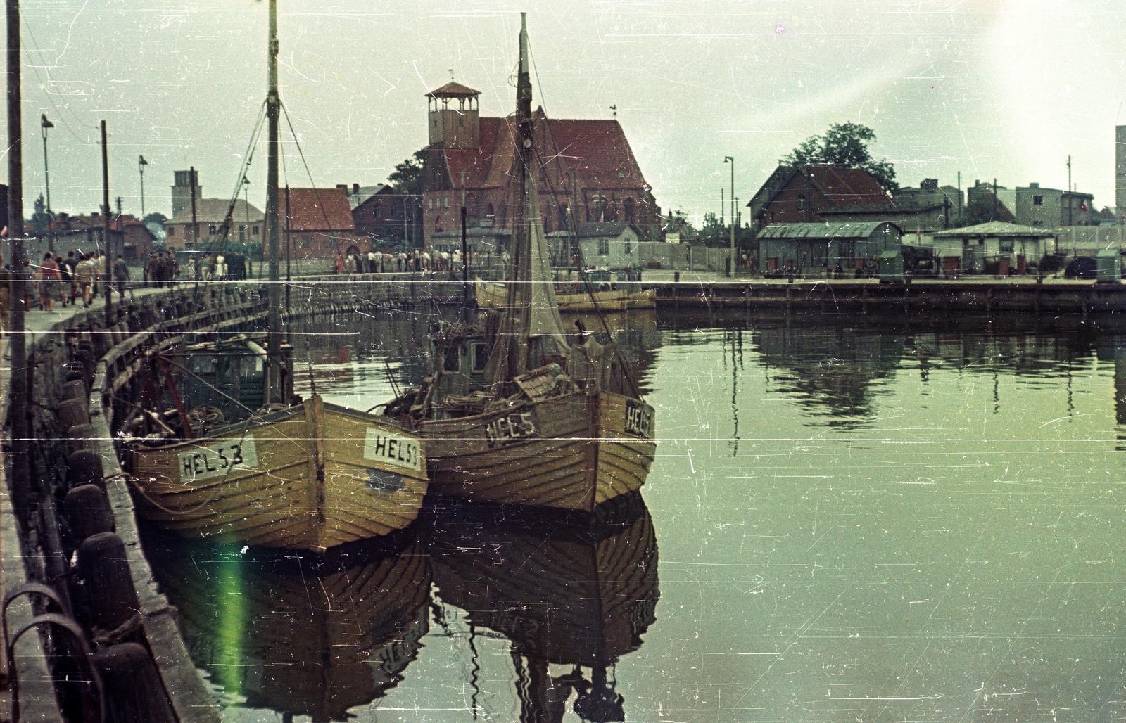 Poland, Chľaba, kikötő, szemben középen a Szent Péter és Pál-templom (később Halászati Múzeum)., 1958, Lencse Zoltán, ship, colorful, port, Fortepan #54770