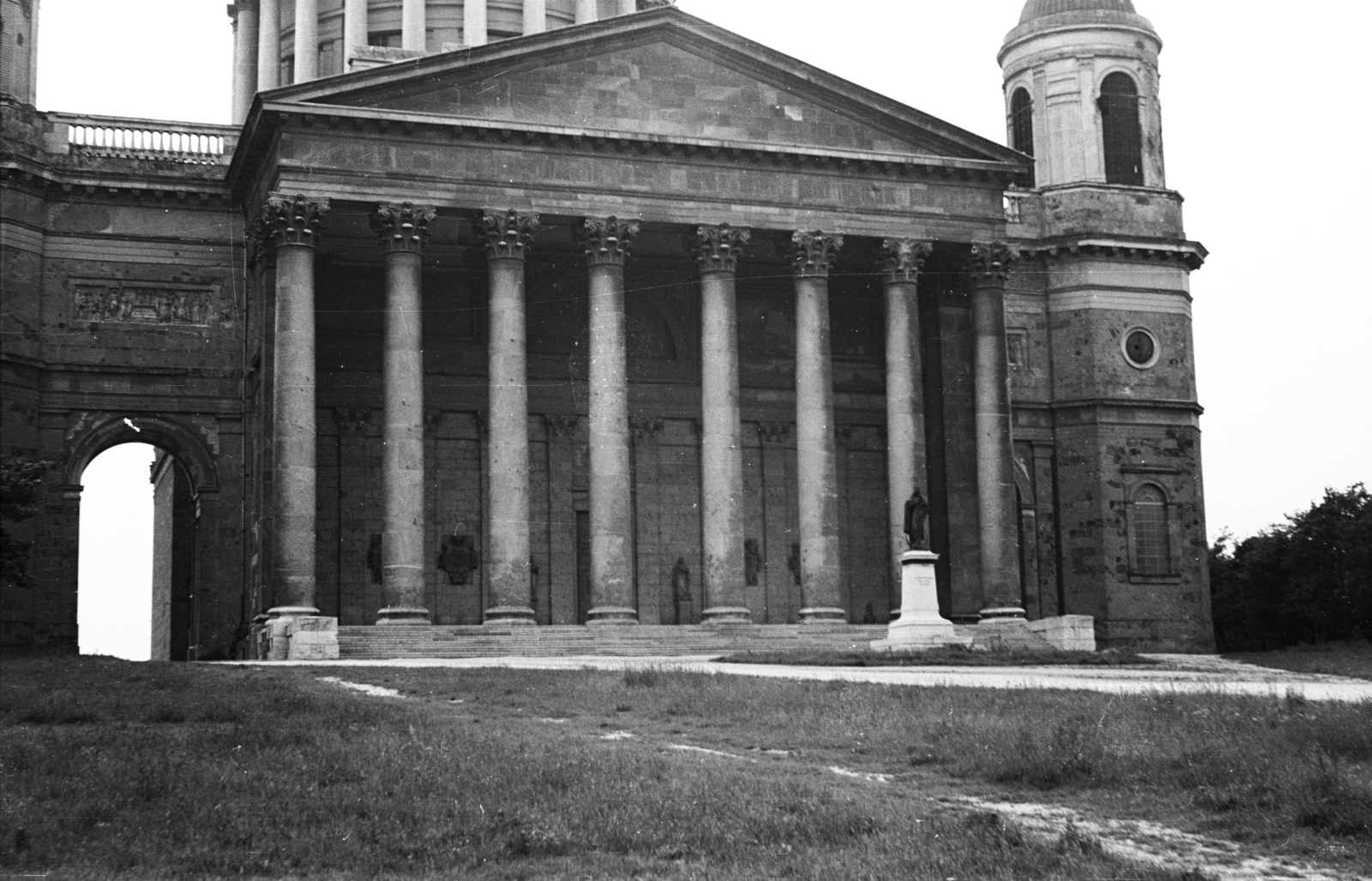 Magyarország, Esztergom, Bazilika., 1960, Lencse Zoltán, timpanon, oszlopsor, Fortepan #54784