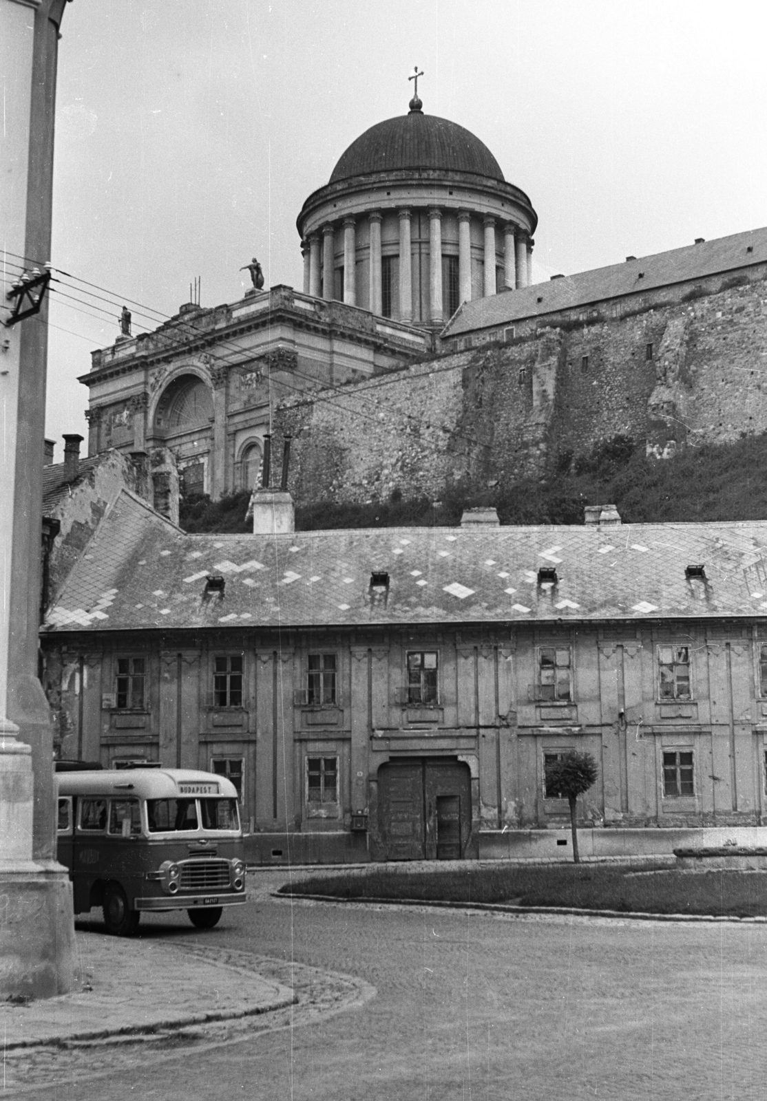 Hungary, Esztergom, Víziváros, Mindszenty hercegprímás (19-es hősök) tere, a Várhegyen a Bazilika., 1960, Lencse Zoltán, bus, Hungarian brand, Ikarus-brand, Fortepan #54785