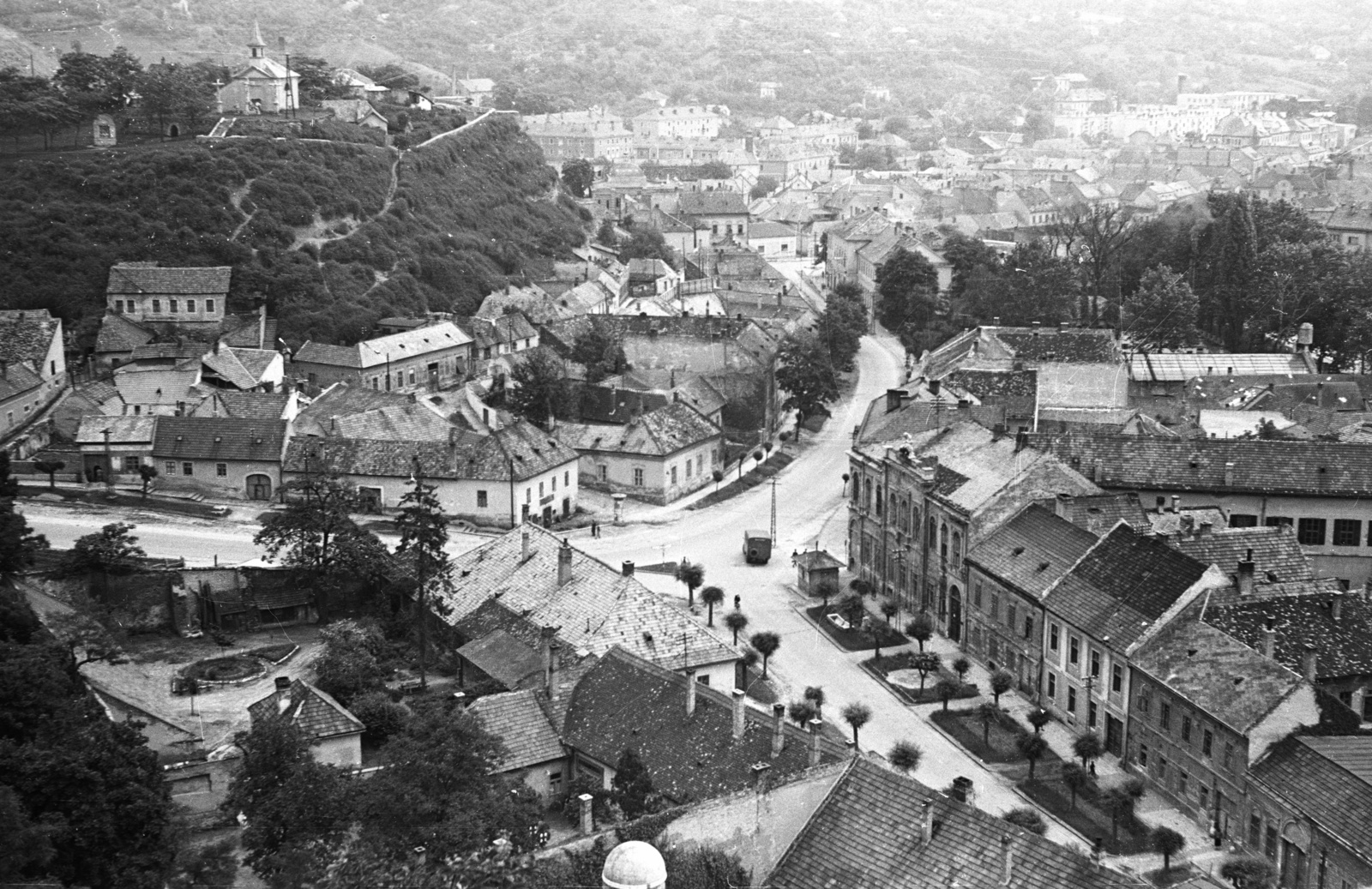 Magyarország, Esztergom, kilátás a Várhegyről a város felé, középen a Batthyány Lajos utca - Bajcsy-Zsilinszky út - a Pázmány Péter utca (ekkor Bajcsy-Zsilinszky út része) kereszteződés. Balra a Fájdalmas Szűz-kápolna a Szent Tamás-hegyen., 1960, Lencse Zoltán, látkép, háztető, Fortepan #54789