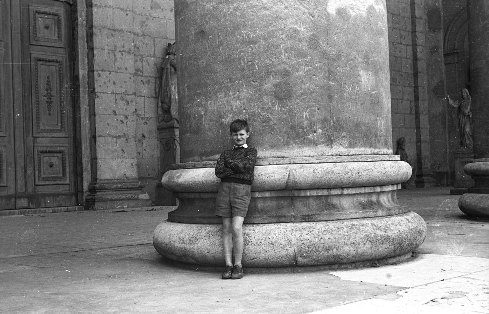 Magyarország, Esztergom, Bazilika., 1960, Lencse Zoltán, golyónyom, oszlop, kamasz, Fortepan #54790