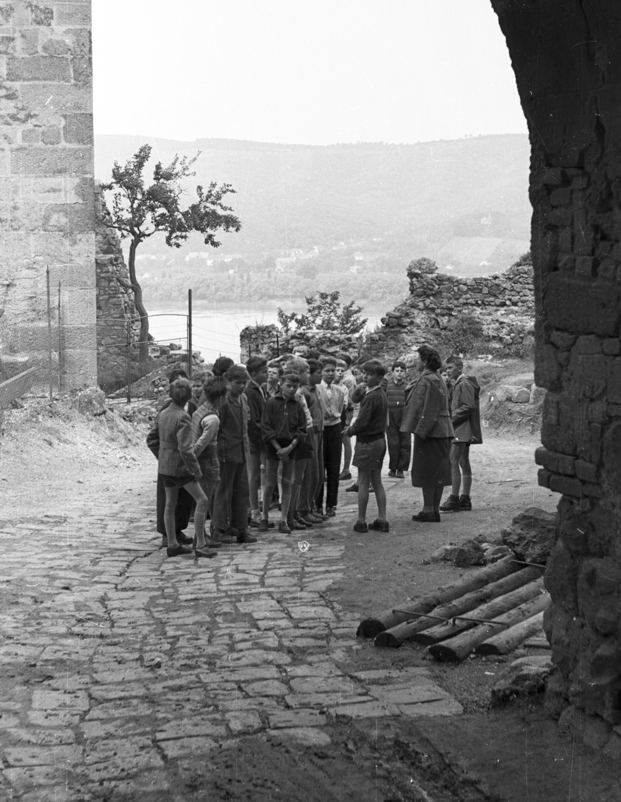 Hungary,Danube Bend, Visegrád, kilátás az Alsóvár északi kaputornyától a Duna felé, balra a lakótórony / Salamon torony., 1958, Lencse Zoltán, boys, Fortepan #54792