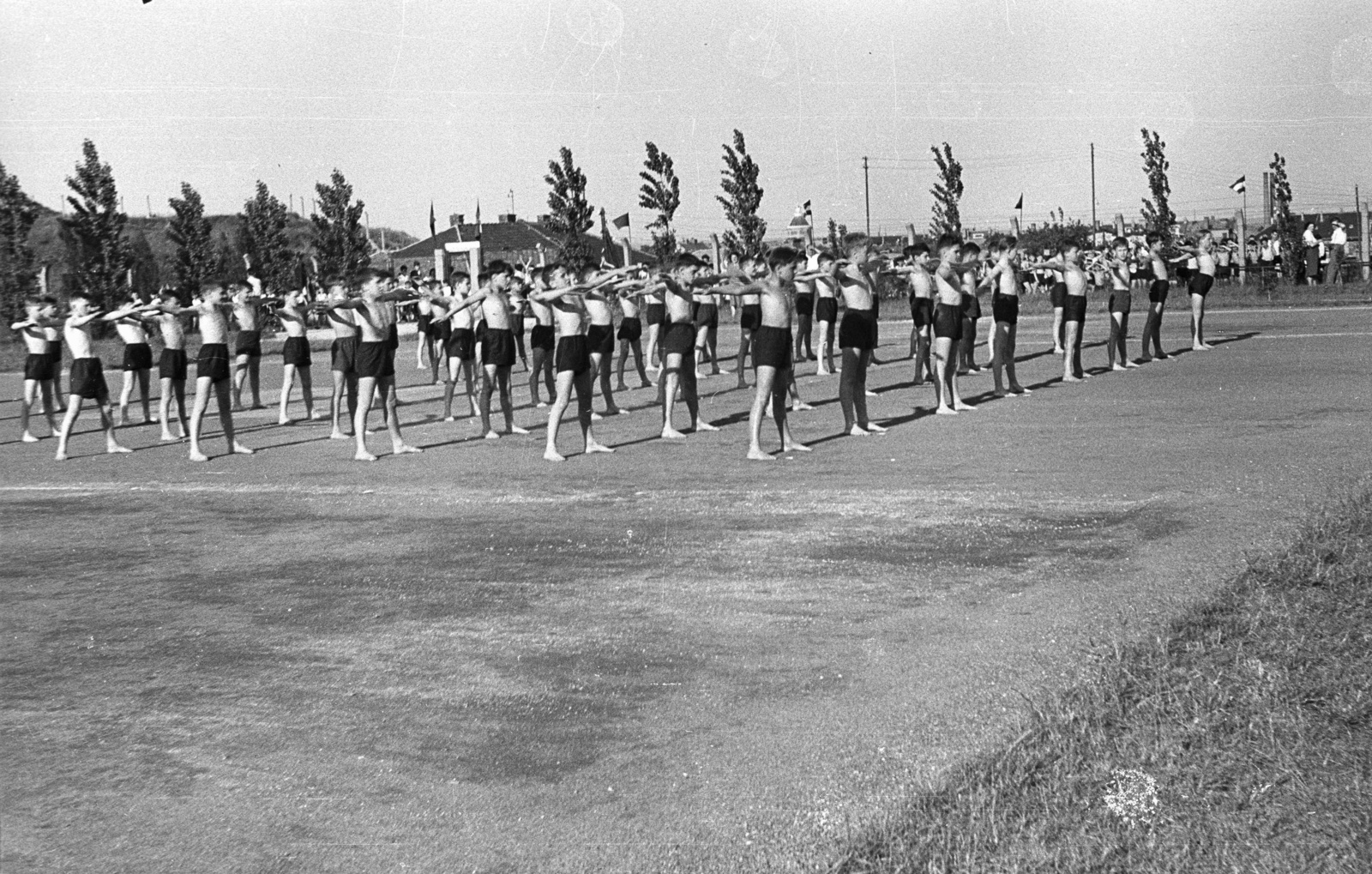 Hungary, Budapest III., Seregély utca, az MMG (Mechanikai Mérőműszerek Gyára) sportpályája. Középen a távolban a margitszigeti víztorony látszik., 1958, Lencse Zoltán, exercise, Budapest, spreading, Fortepan #54795