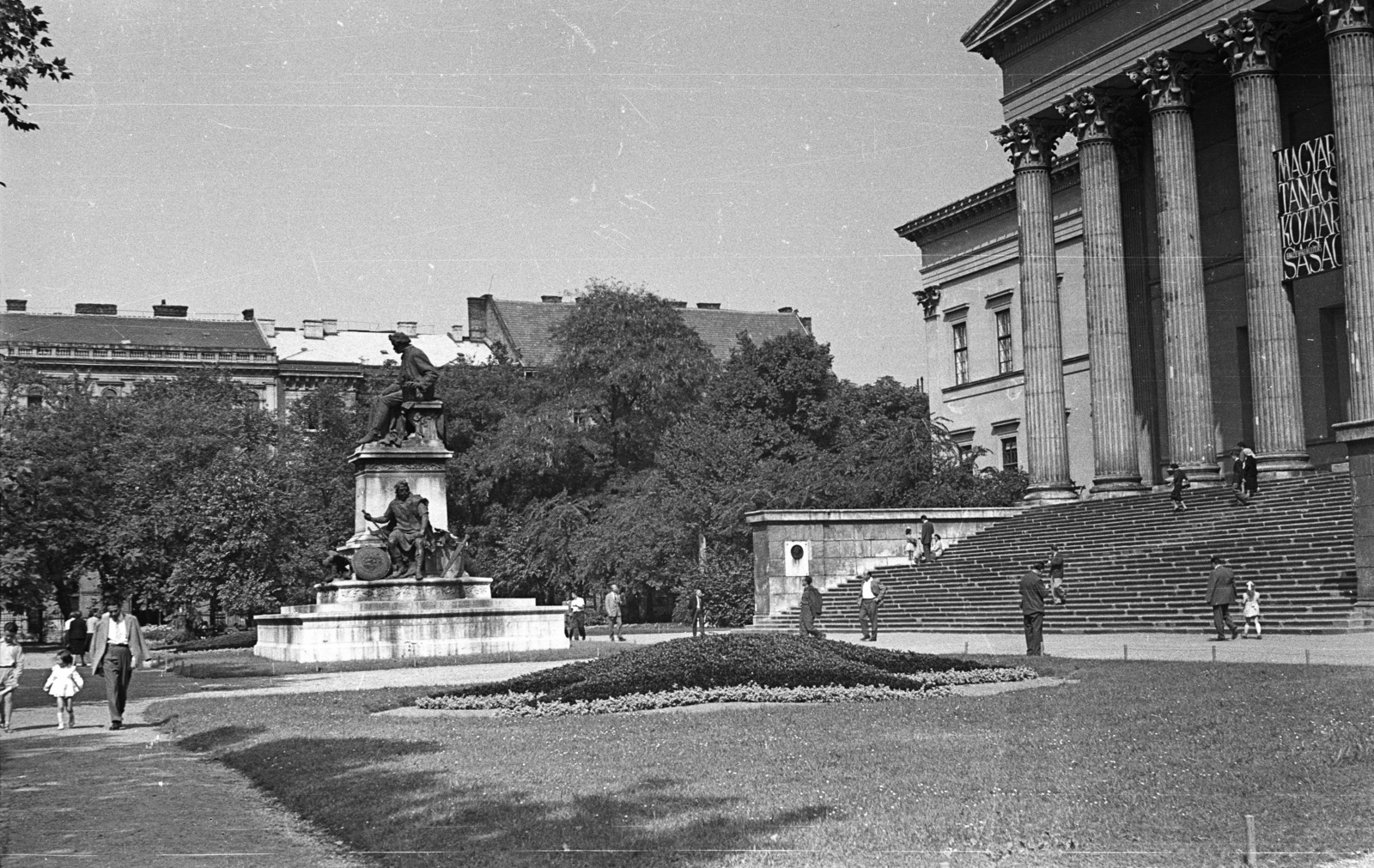 Hungary, Budapest VIII., Magyar Nemzeti Múzeum, Arany János szobra a Múzeumkertben., 1959, Lencse Zoltán, Hungarian Soviet Republic portrayal, Budapest, János Arany-portrayal, Fortepan #54812