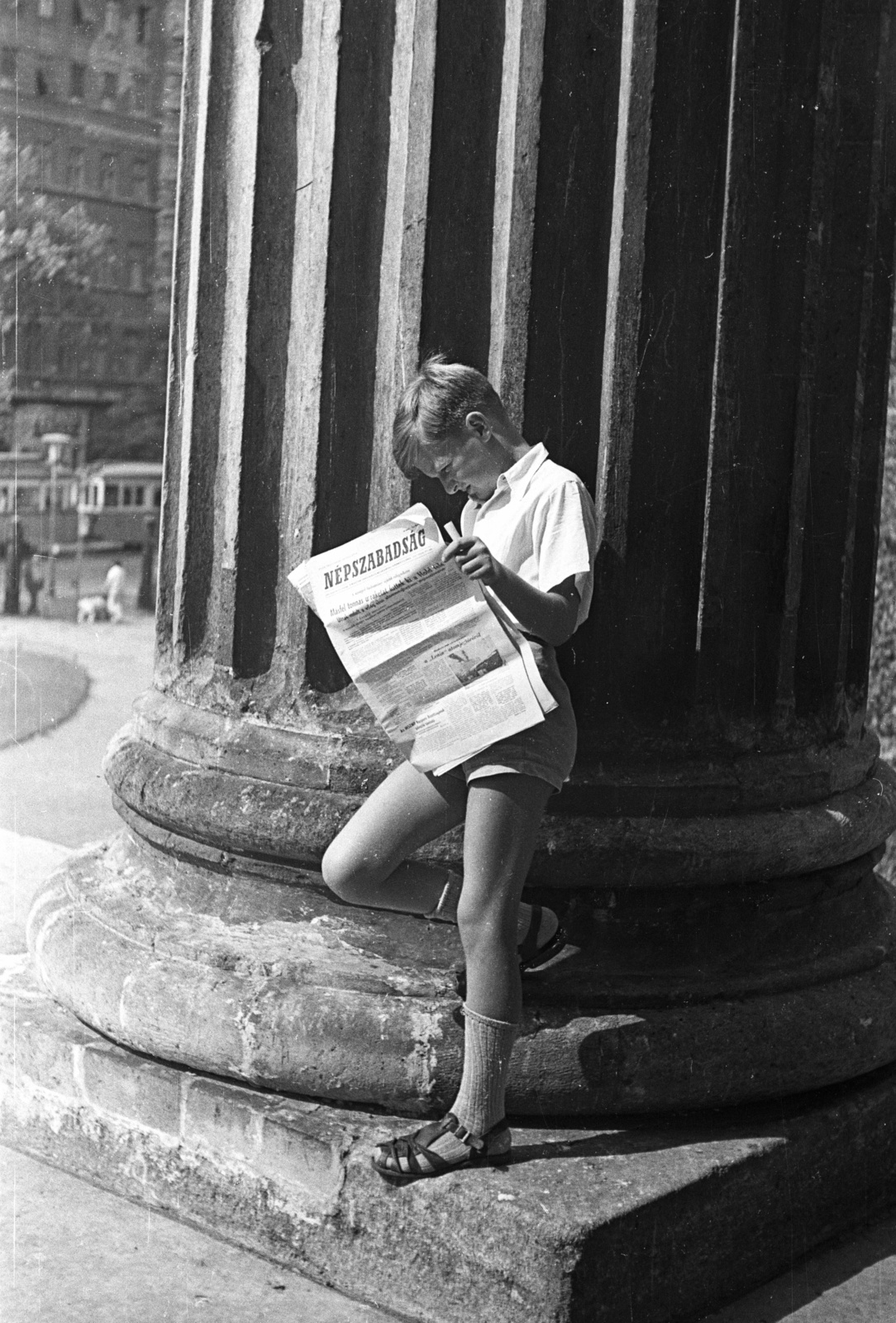 Hungary, Budapest VIII., a felvétel a Magyar Nemzeti Múzeum oszlopsoránál készült., 1959, Lencse Zoltán, portrait, reading, newspaper, boy, pillar, Népszabadság newspaper, Budapest, Fortepan #54815