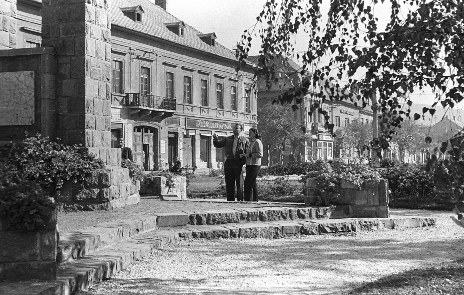 Hungary, Gyöngyös, park a Szent Bertalan utcánál, Szovjet hősi emlékmű (tevezte: Hoch István, 1946.)., 1959, Lencse Zoltán, monument, Soviet memorial, man and woman, Fortepan #54821