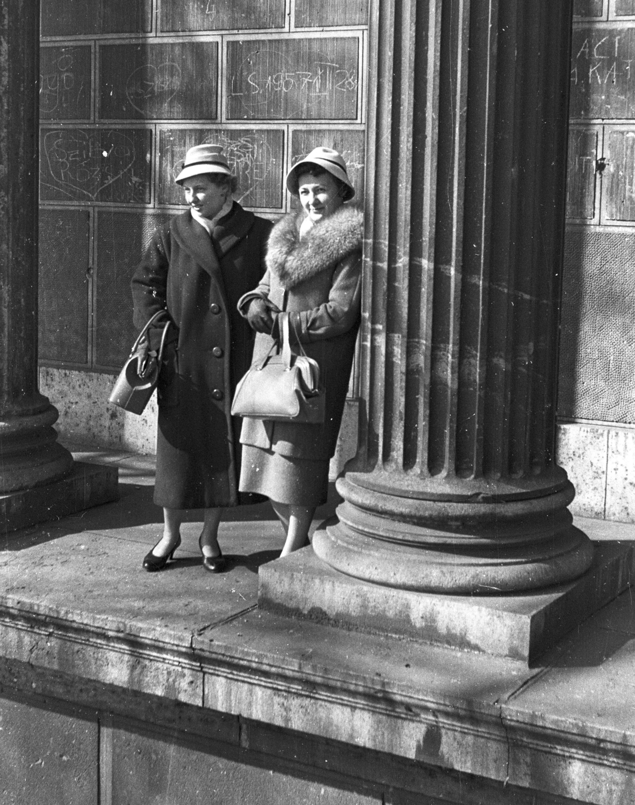 Hungary, Budapest XIV., Hősök tere, a Szépművészeti Múzeum oszlopcsarnoka., 1960, Lencse Zoltán, fur, Budapest, Fortepan #54832