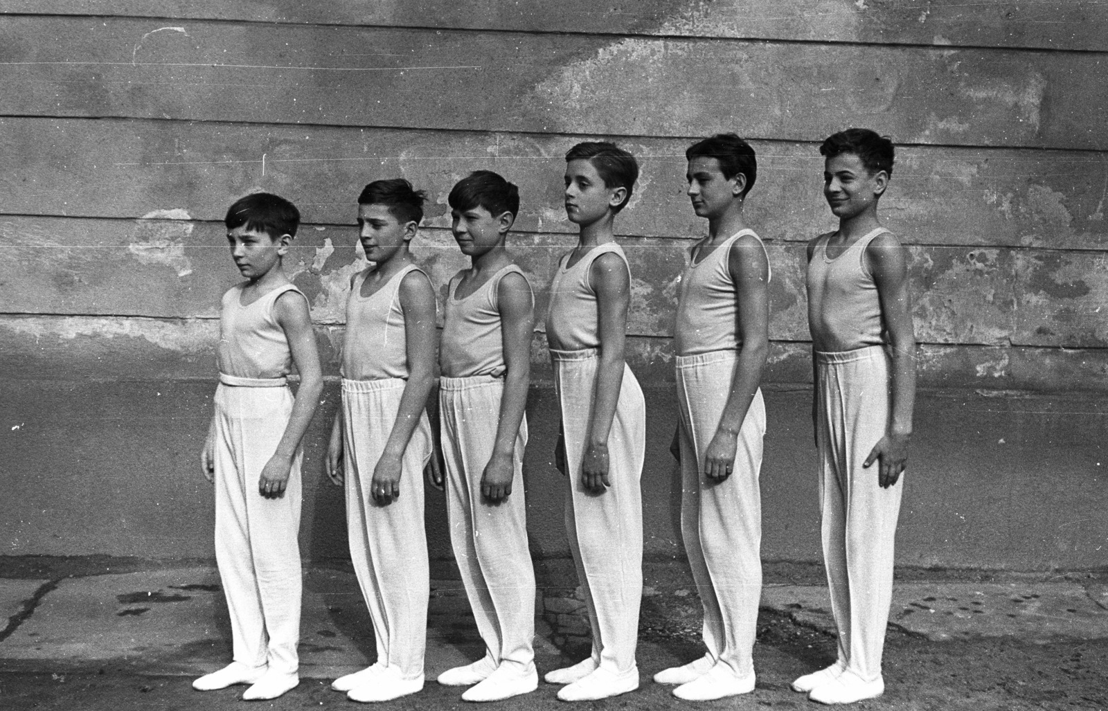 Hungary, Budapest II., Lajos utca 34., Általános iskola., 1960, Lencse Zoltán, tableau, exercise, boys, Budapest, height chart, standing at attention, white dress, Fortepan #54833