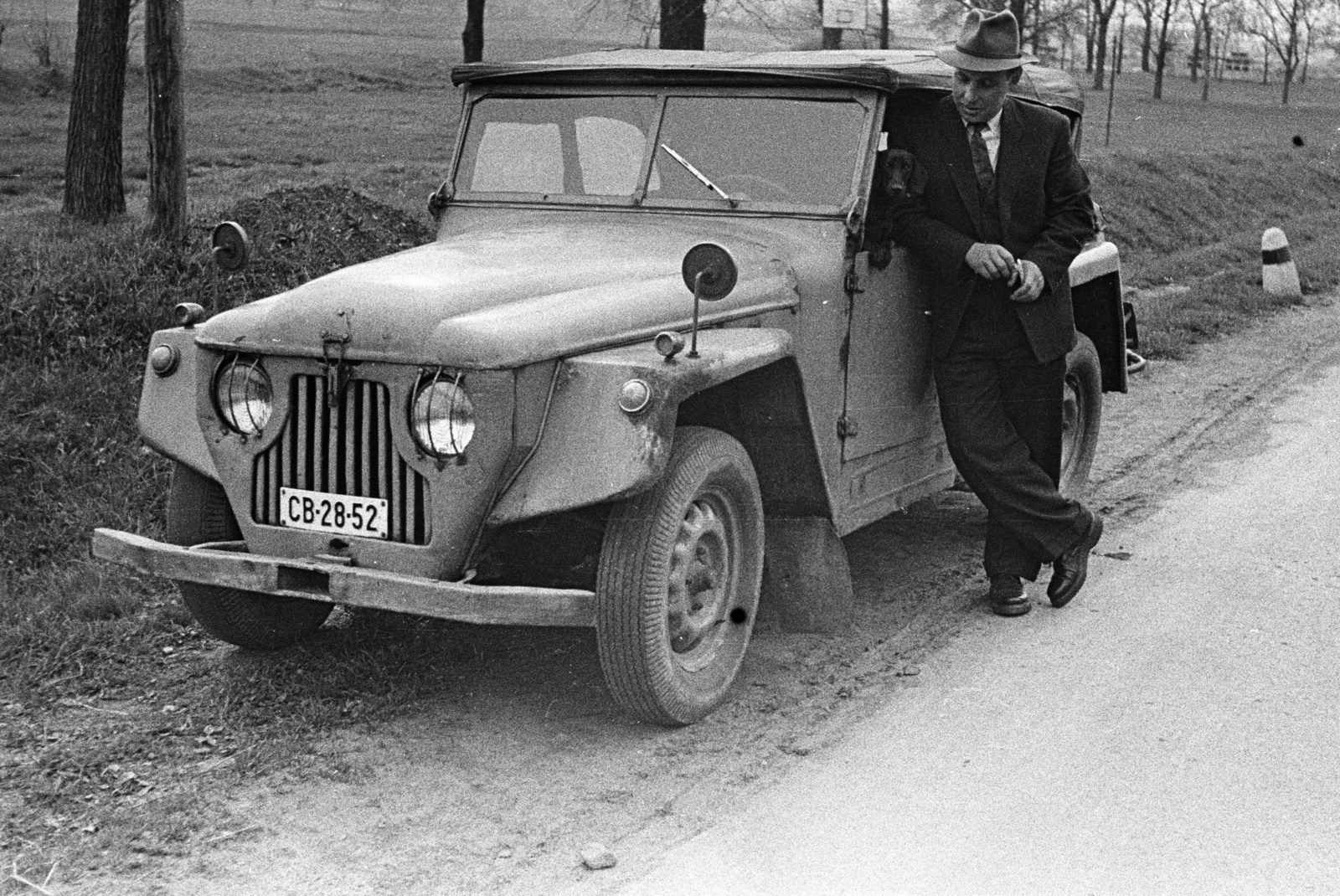 Hungary, 1960, Lencse Zoltán, hat, dog, Czechoslovak brand, Skoda-brand, man, Jeep, automobile, number plate, Dachshund, Fortepan #54835