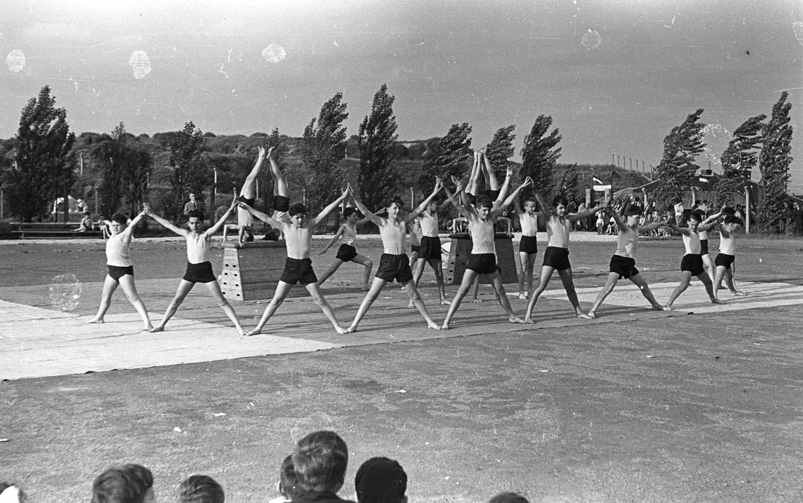 Hungary, Budapest III., Seregély utca, az MMG (Mechanikai Mérőműszerek Gyára) sportpályája., 1958, Lencse Zoltán, exercise, wind, Budapest, spreading, handstand, spread out arms, Fortepan #54839
