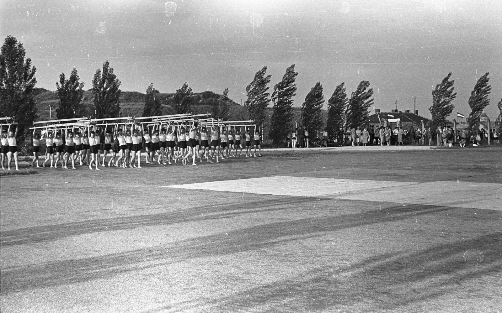 Hungary, Budapest III., Seregély utca, az MMG (Mechanikai Mérőműszerek Gyára) sportpályája. Jobbra a távolban a margitszigeti víztorony látszik., 1958, Lencse Zoltán, exercise, wind, Budapest, Fortepan #54840