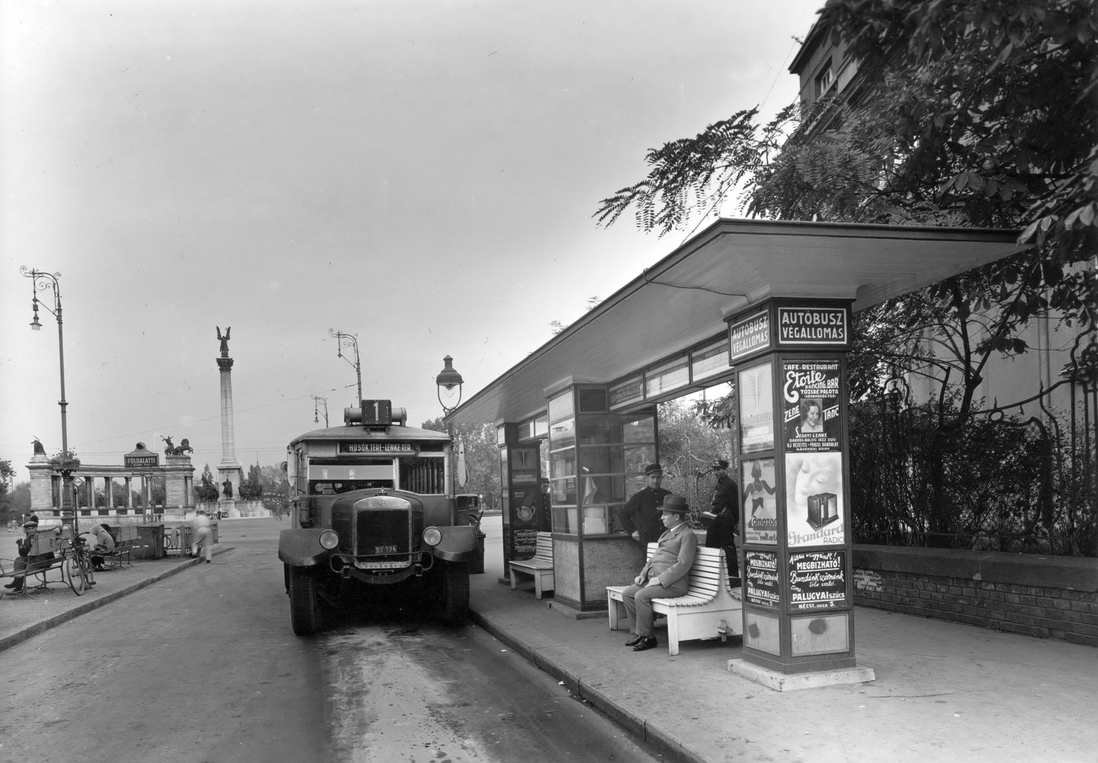 Magyarország, Budapest VI., Andrássy út, háttérben a Hősök tere., 1938, Kiss Ádám László, reklám, közlekedés, autóbusz, magyar gyártmány, MÁVAG-márka, buszmegálló, licenc, rendszám, MÁVAG-Mercedes-Benz, MÁVAG Ni56, viszonylattábla, Budapest, végállomás, viszonylatszám, Fortepan #54911