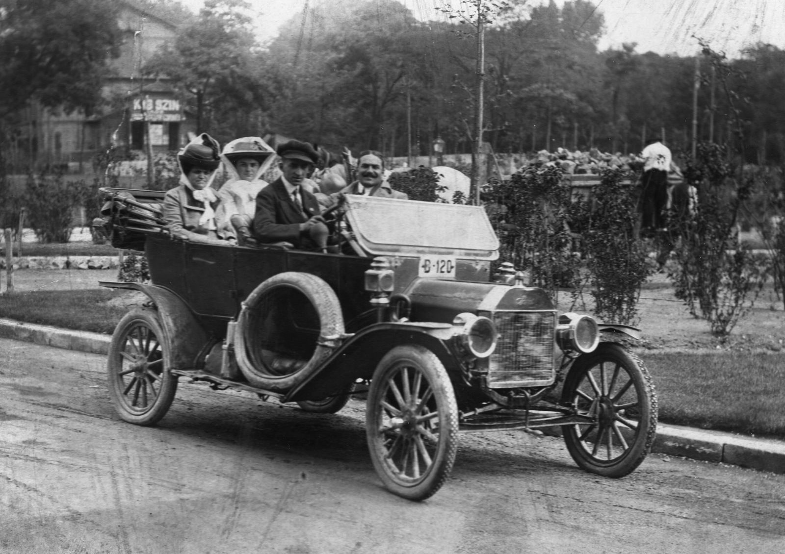 Hungary, Budapest XIV., háttérben a Kis Színkör., 1915, Párdányi Miklós, hat, american brand, Ford-brand, travelling, lady, automobile, number plate, Budapest, Fortepan #54915