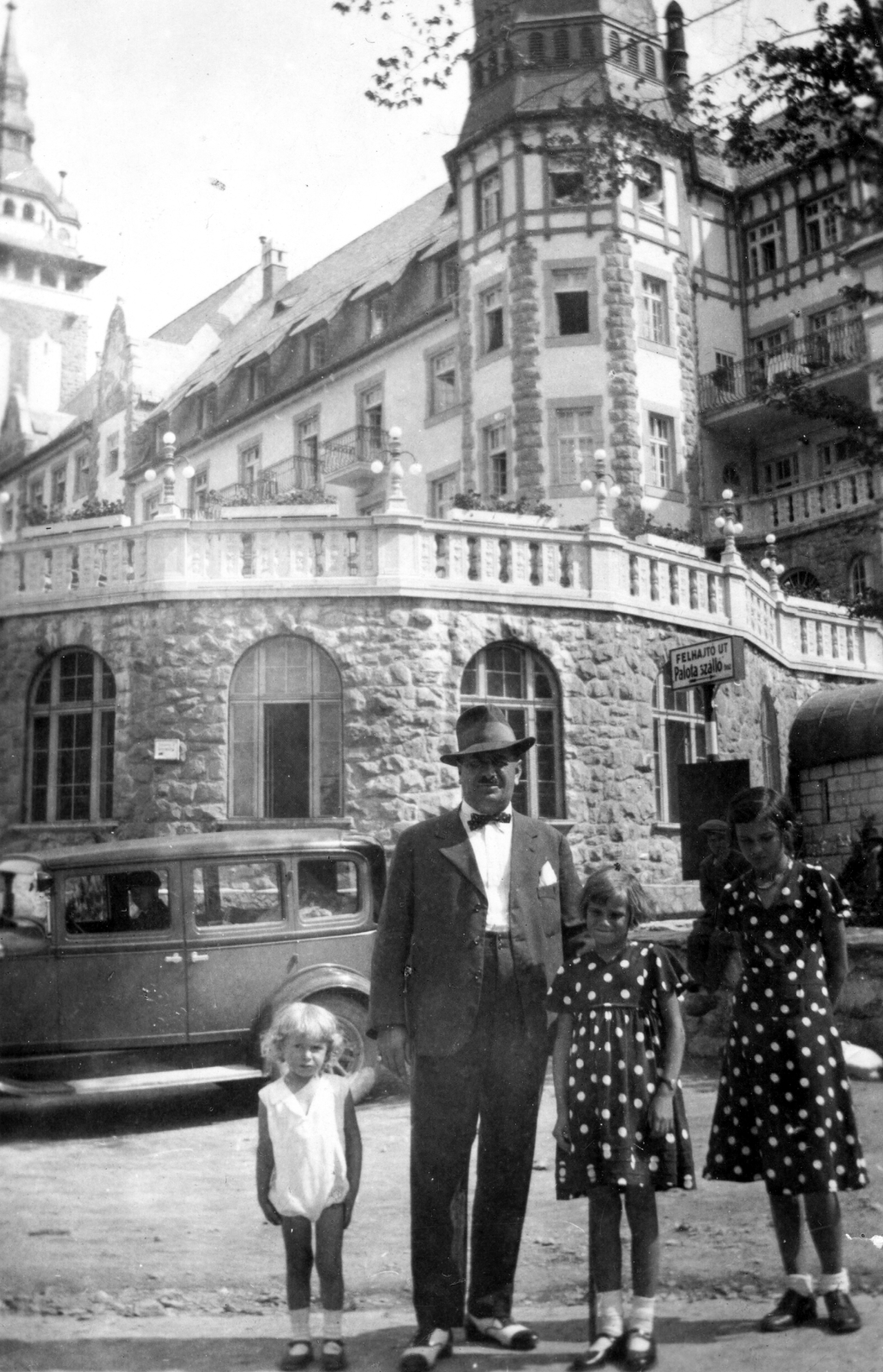 Hungary, Lillafüred, Miskolc, a felvétel a Palotaszálló előtt készült., 1931, Párdányi Miklós, hat, tableau, hotel, Renaissance Revival, man, girl, automobile, bow tie, dotted dress, Kálmán Lux-design, Fortepan #54925