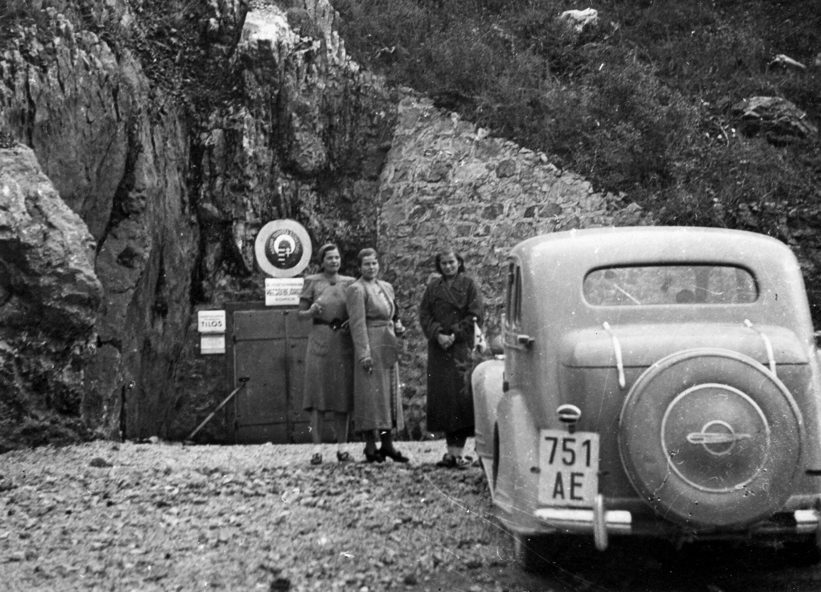 Slovakia, Kečovo, a település határában a Baradla barlang Domicai ágának bejárata., 1940, Párdányi Miklós, German brand, Opel-brand, snocks, rock, lady, coat, automobile, number plate, cave, spare wheel, enamel sign, Association of Hungarian Tourists, national emblem, summer dresses, Fortepan #54931
