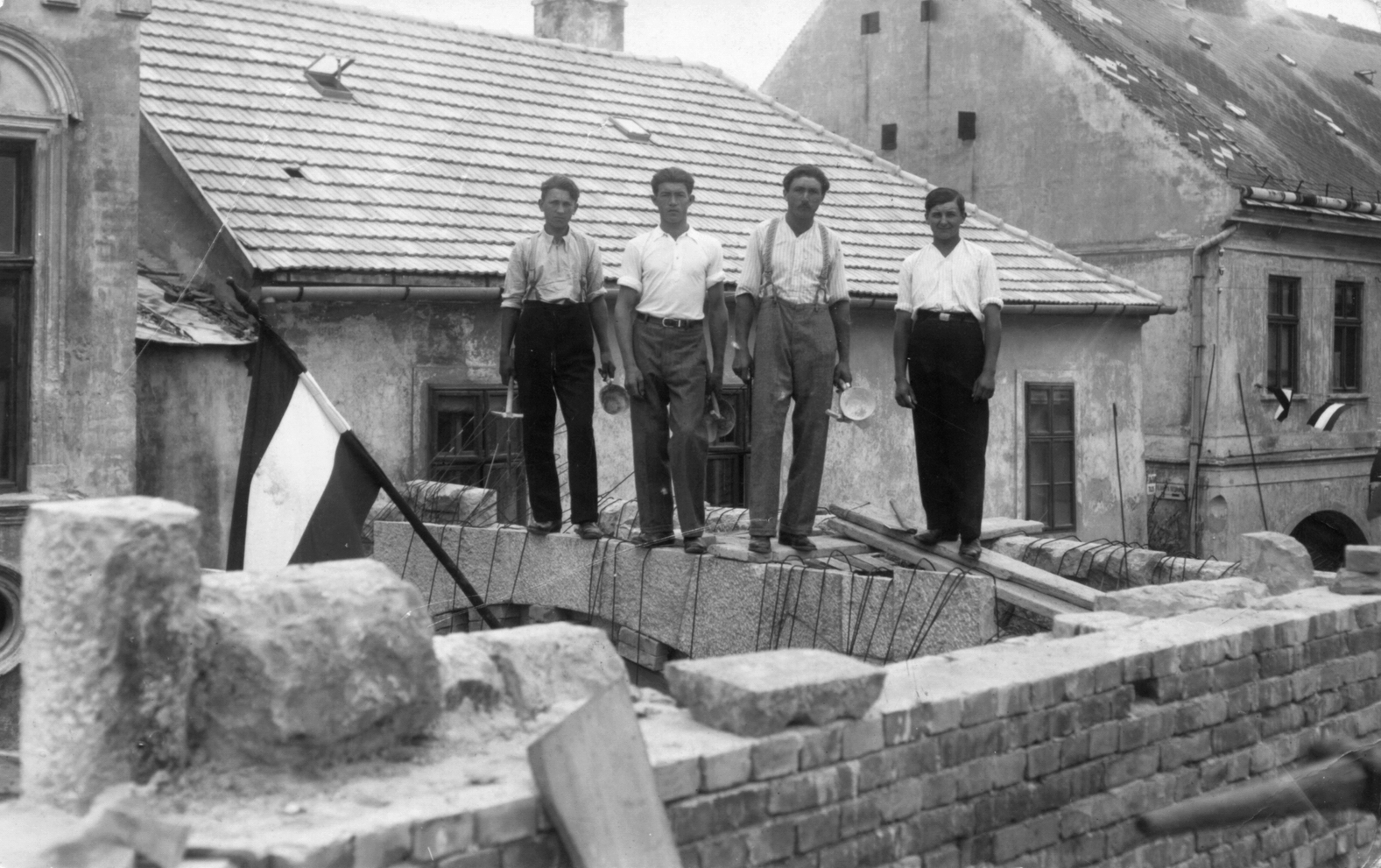 Hungary, Veszprém, a Hősi Kapu építése., 1935, Tiszinger Róbert, flag, construction, mason, Fortepan #54936
