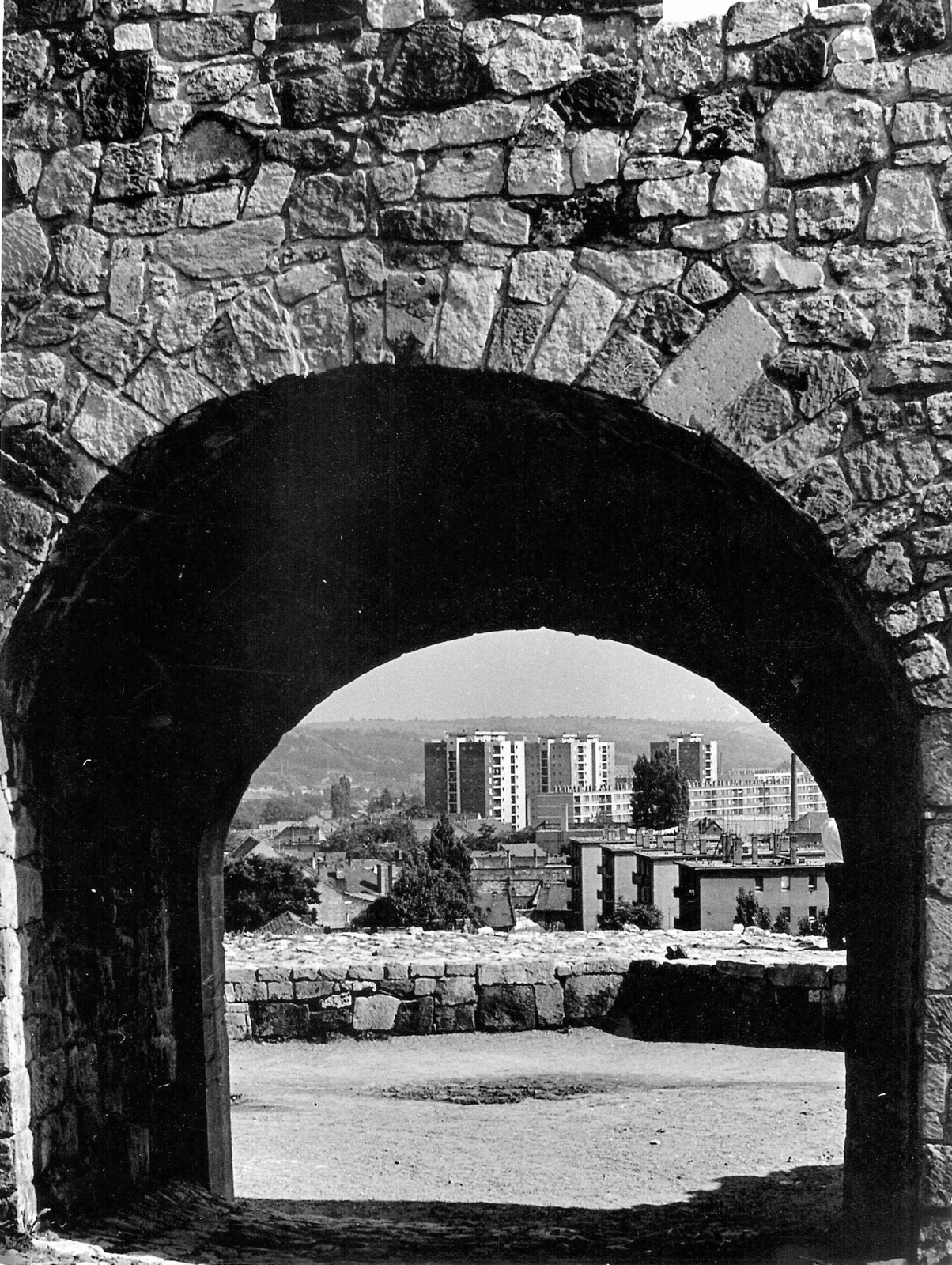 Hungary, Eger, kilátás a várból a Varkoch-kapun át a Kertész utcai lakótelep felé., 1975, Vörös István, picture, Fortepan #54956