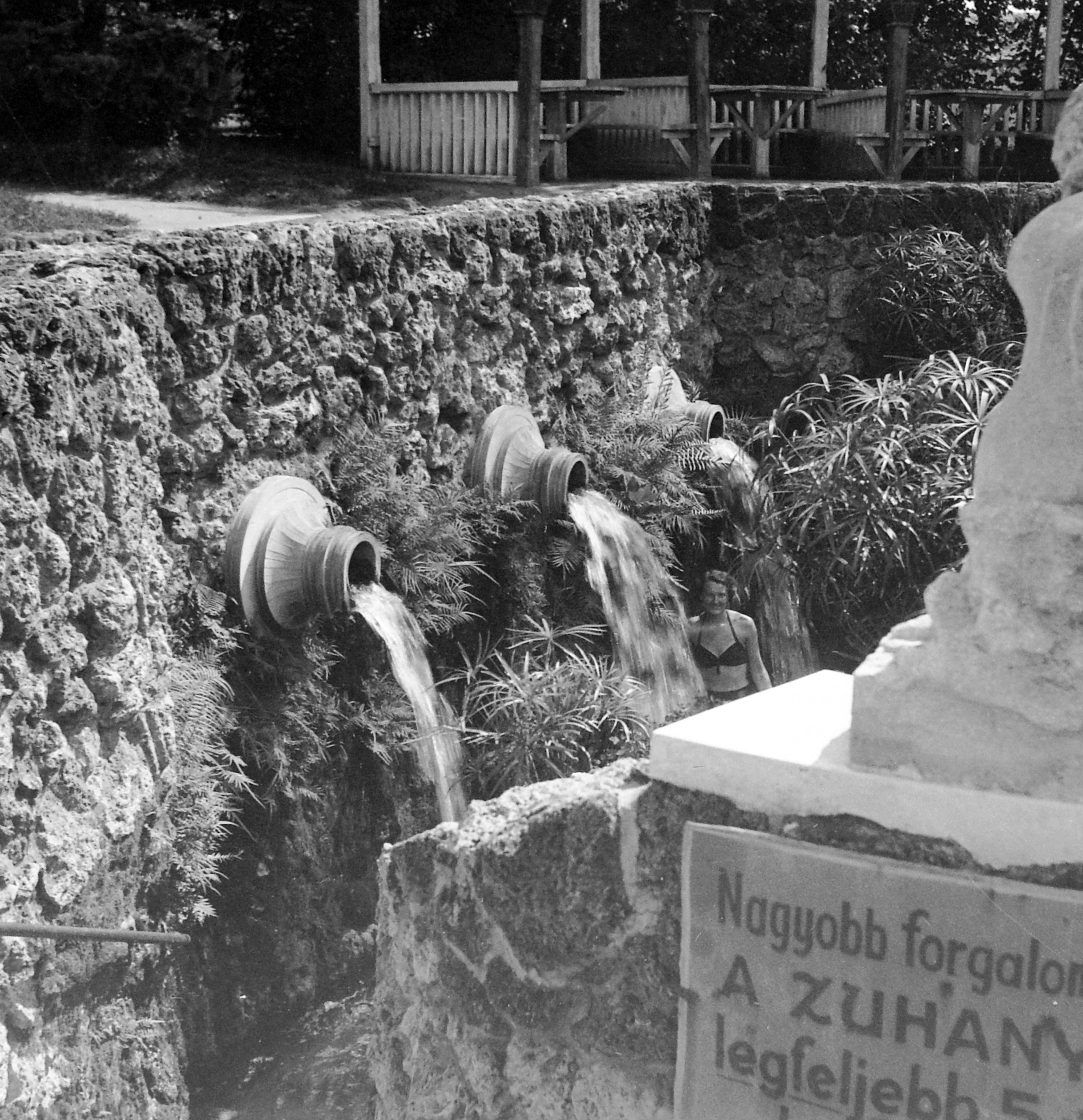 Hungary, Eger, városi strand., 1951, Gyöngyi, beach, bathing suit, well, Fortepan #5497