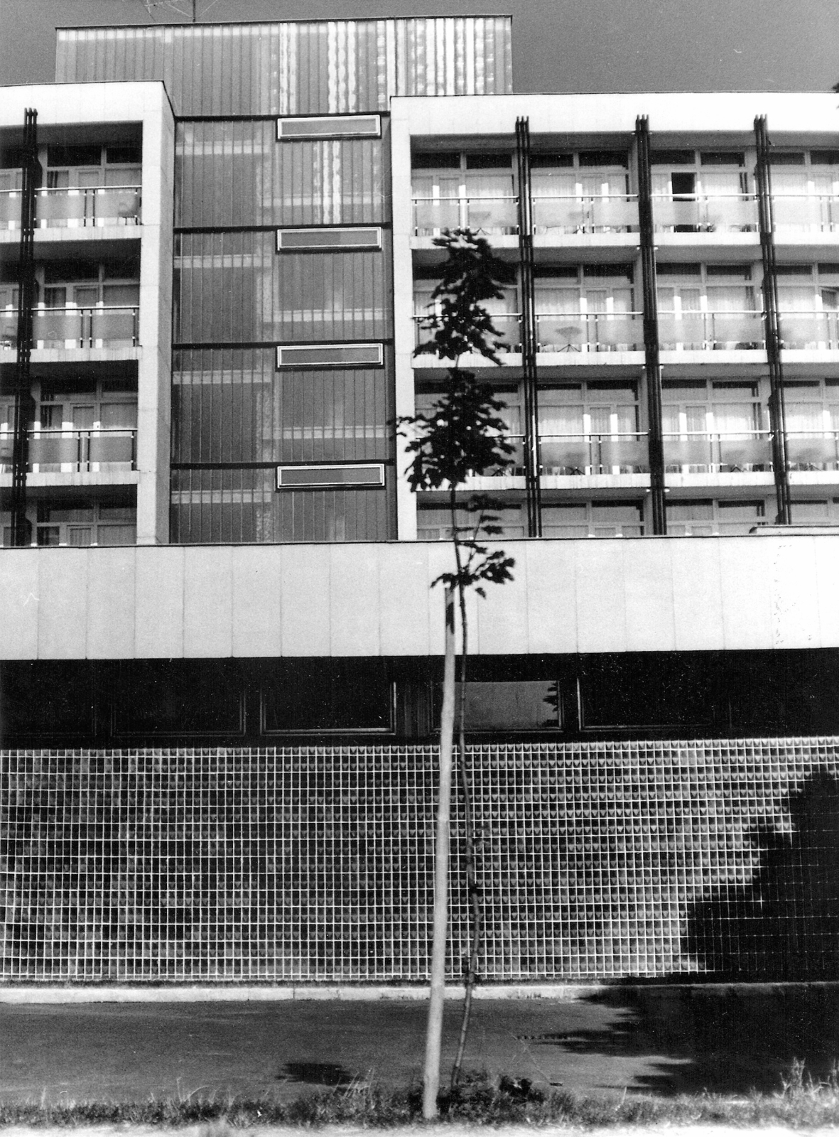 Hungary, Szekszárd, Hotel Gemenc a parkoló felől nézve., 1978, Vörös István, hotel, Fortepan #54973