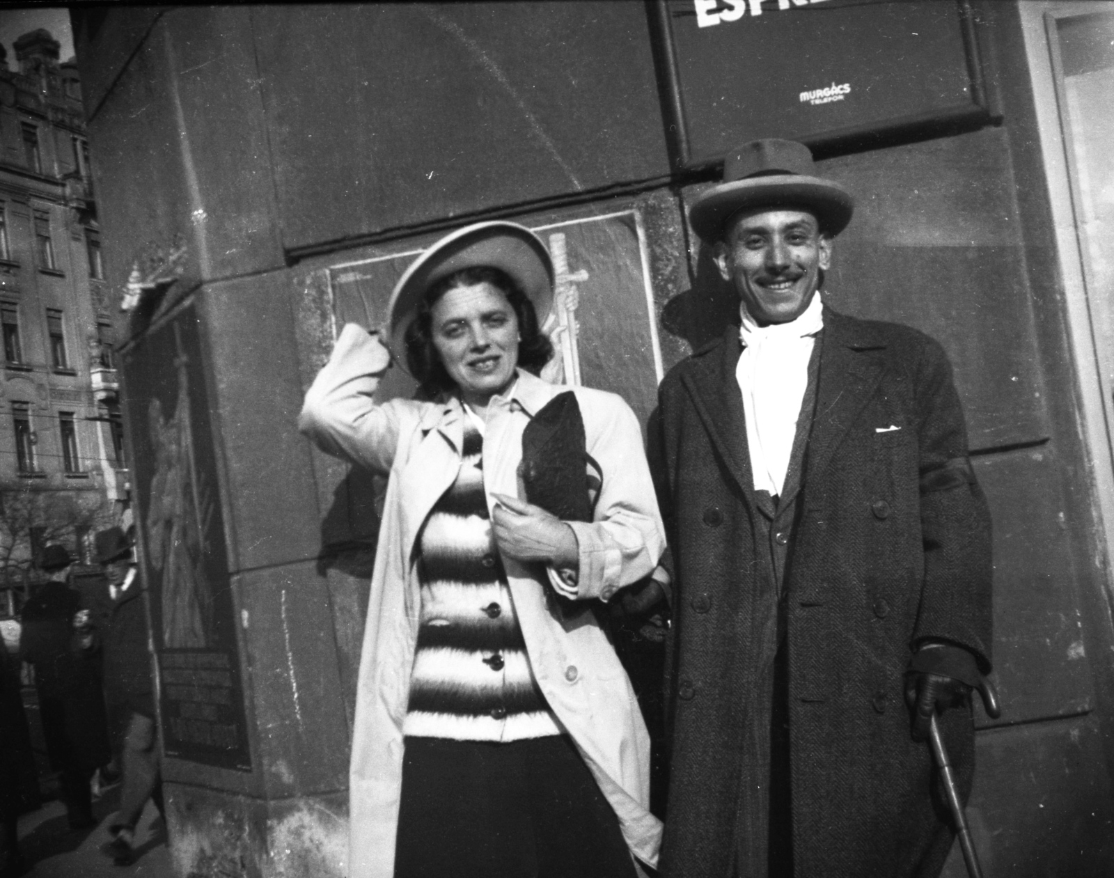 Hungary, Budapest V., Jászai Mari (Rudolf trónörökös) tér - Szent István (Lipót) körút sarok., 1942, Gabányi Erika, hat, poster, Budapest, Fortepan #54980
