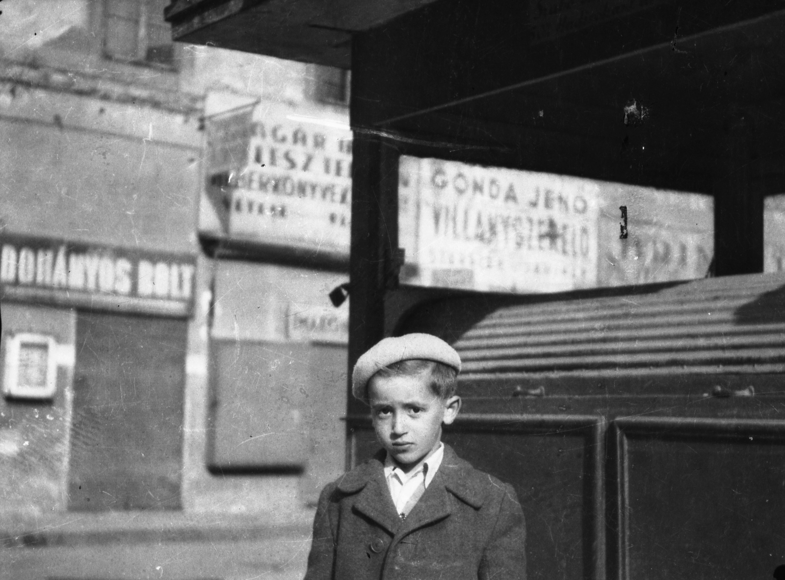 Hungary, Budapest VII., a felvétel a Rumbach Sebestyén utca 19. (Király utca sarokház) előtt készült., 1949, Gabányi Erika, sign-board, beret, tobacco, Budapest, kid, Fortepan #54982