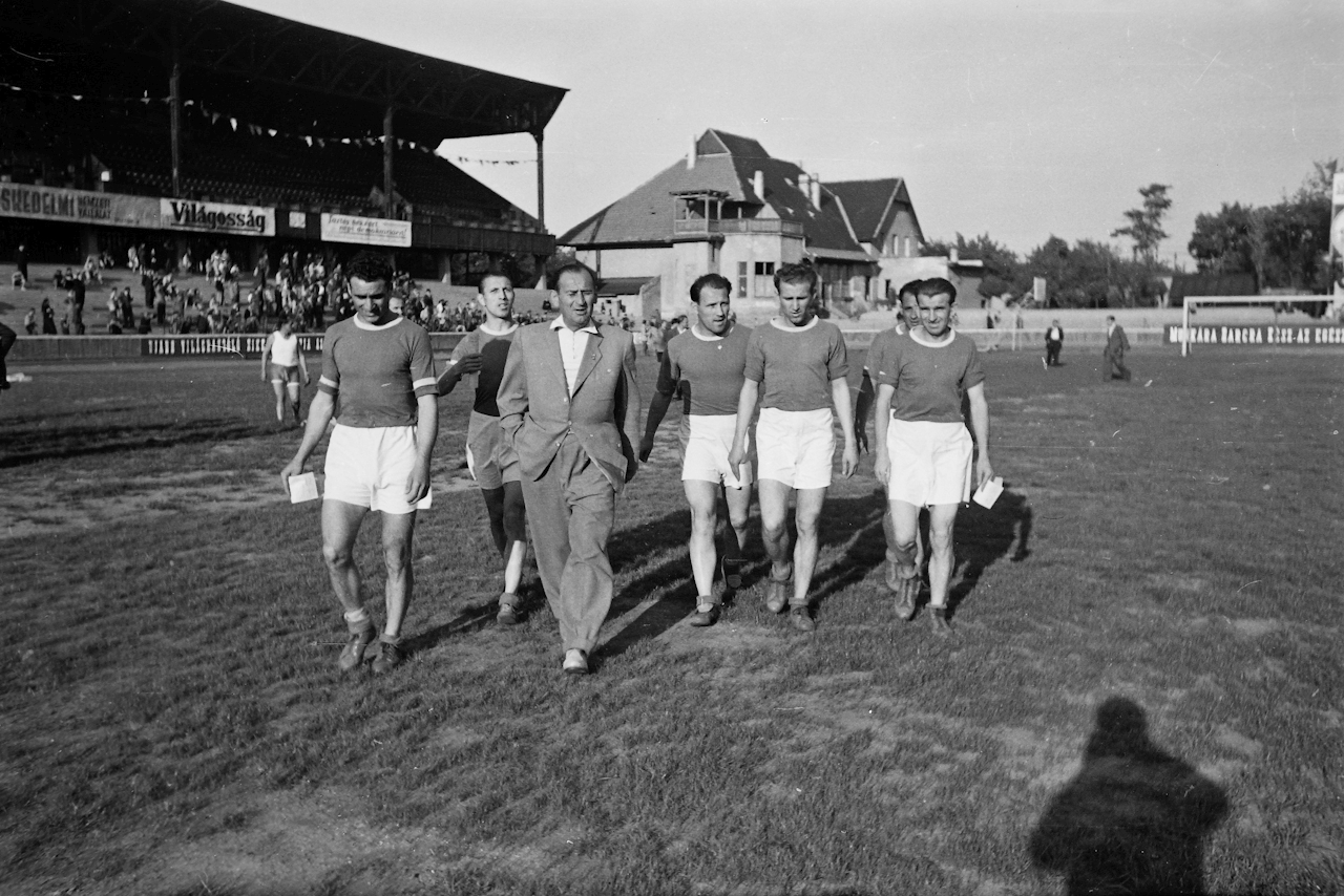 Hungary, Budapest IX., Üllői út, FTC stadion, MHK próba élsportolóknak. MTK futballisták, balról jobbra Gellér, Kovács I, Kovács II, Hidegkúti, Mészáros, Bosánszky, civilben Bukovi Márton edző., 1949, Kovács Márton Ernő, football, MHK movement, Budapest, celebrity, sportsperson, Fortepan #54986
