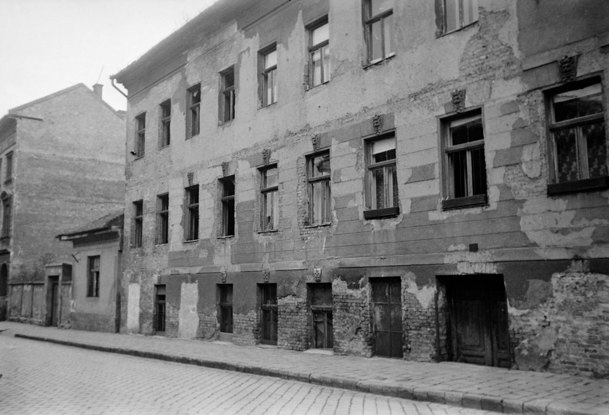Hungary, Budapest IX., Márton utca és a Haller utca közötti házsor a Mester utcától nézve., 1949, Kovács Márton Ernő, tenement house, street view, Budapest, Fortepan #54988
