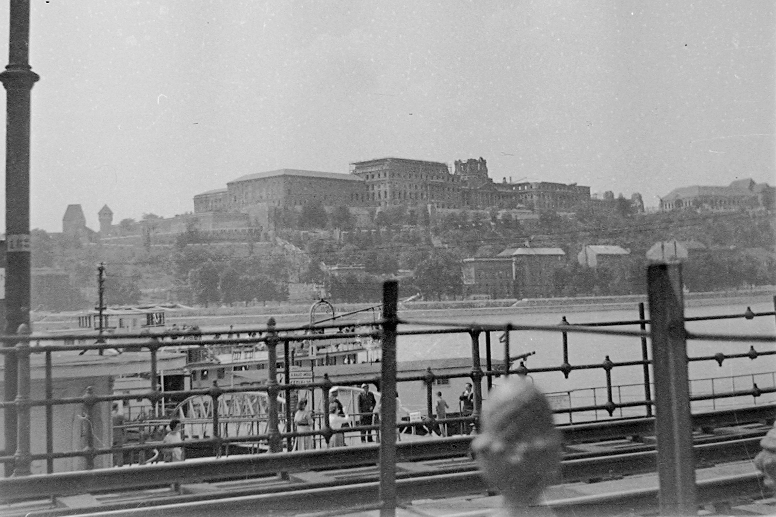 Hungary, Budapest V., Vigadó (Molotov) tér, hajókikötő a pesti alsó rakpartnál. Szemben a budai Várban romos Budavári Palota (korábban Királyi Palota)., 1959, Fortepan, ship, railing, boat station, Budapest, Fortepan #5499