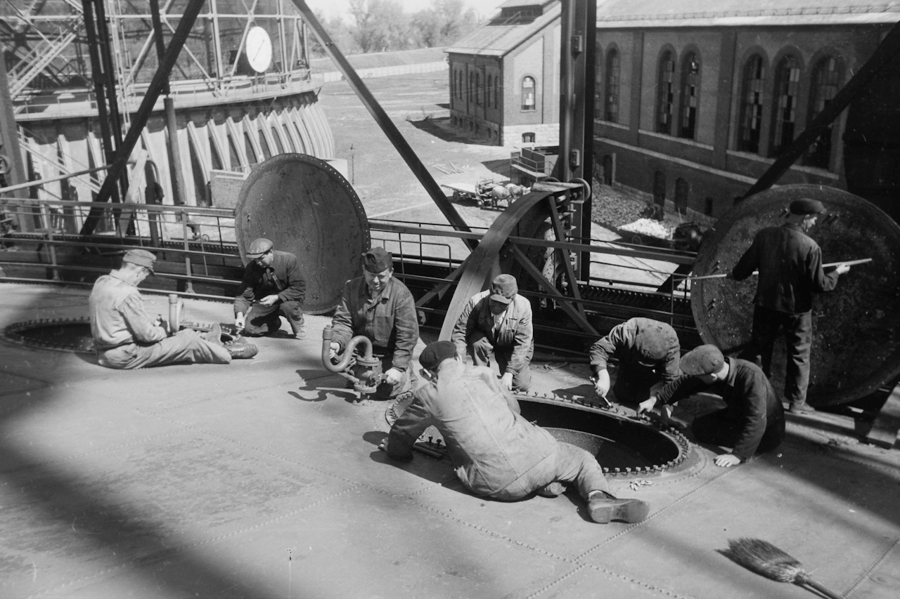 Hungary, Óbuda, Budapest III., Óbudai Gázgyár., 1949, Kovács Márton Ernő, container, Budapest, worker, gas factory, Fortepan #54990