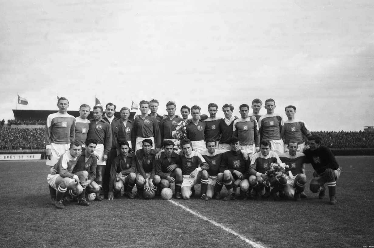 Czech Republik, Prague, Csehszlovákia - Magyarország (3:1) ifjúsági válogatott labdarúgó-mérkőzés., 1949, Kovács Márton Ernő, Czechoslovakia, football, soccer team, arms around shoulders, Fortepan #54995