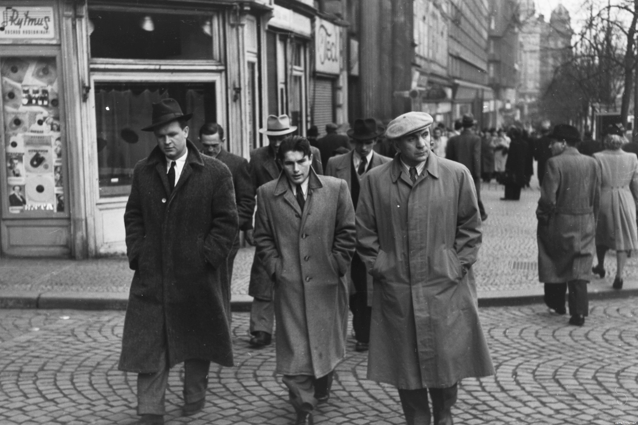 Czech Republik, Prague, Vencel tér (Václavské námestí), balra a Ve Smeckách ulice torkolata. Balról: Szusza Ferenc, Sándor Károly (Csikar), közöttük hátrébb Turai István, válogatott labdarúgók, Sebes Gusztáv szövetségi kapitány., 1949, Kovács Márton Ernő, Czechoslovakia, hands in pockets, celebrity, sportsperson, football, Fortepan #54996