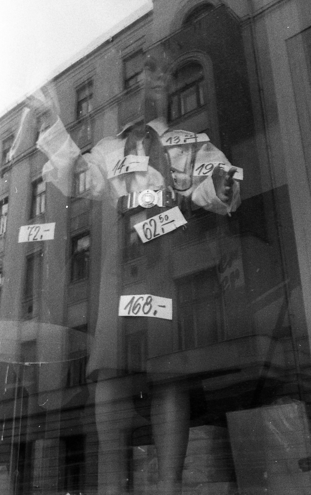 Hungary, Budapest XI., a Bartók Béla út 14. alatti Ezermester és Úttörő bolt Csiky utcára néző kirakata., 1988, Vova, reflection, pioneer, Budapest, mannequin, Fortepan #55009