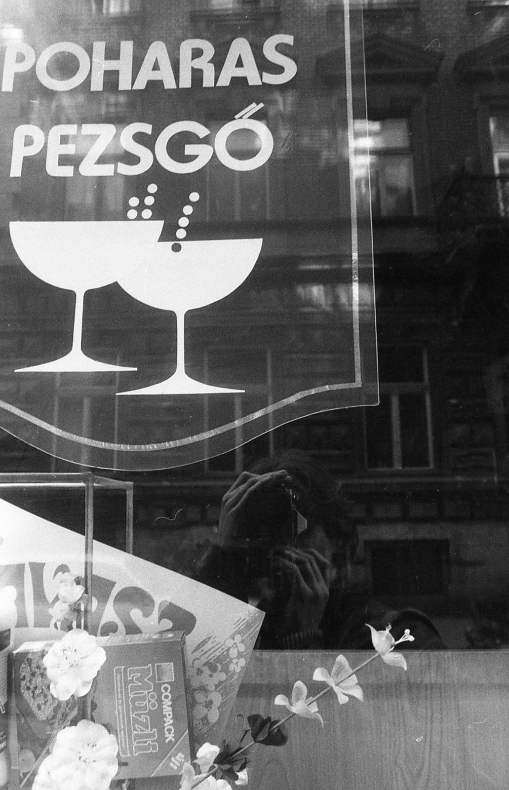 Hungary, Budapest V., Váci utca 82. Pezsgőbár, az üvegen a szemben lévő 83. számű ház homlokzata tükröződik., 1988, Vova, reflection, Budapest, Fortepan #55011