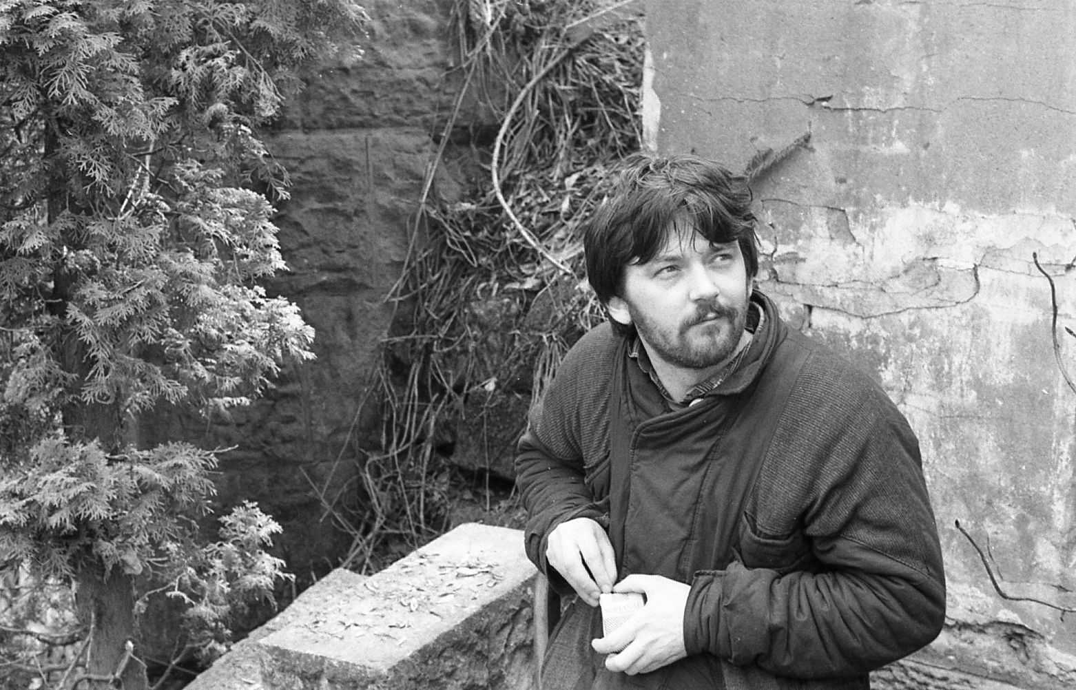 Romania,Transylvania, Cluj-Napoca, Házsongárdi temető, Nóvé Béla író, műfordító, történész és dokumentumfilmes Dsida Jenő sírjánál., 1988, Vova, celebrity, Fortepan #55014