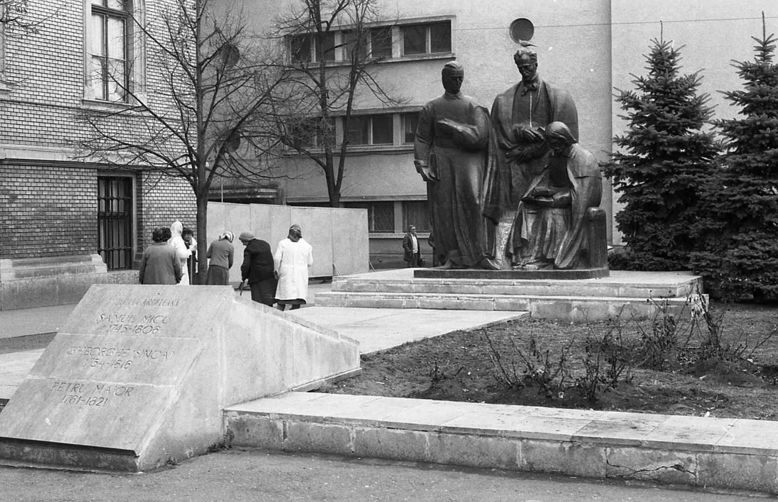 Romania,Transylvania, Cluj-Napoca, Farkas utca, az erdélyi triász szobra a Babes–Bolyai Tudományegyetem fő épülete előtt., 1988, Vova, sculpture, monument, sculptural group, Samuil Micu-Klein-portrayal, Gheorghe Șincai-portrayal, Petru Maior-portrayal, Fortepan #55015