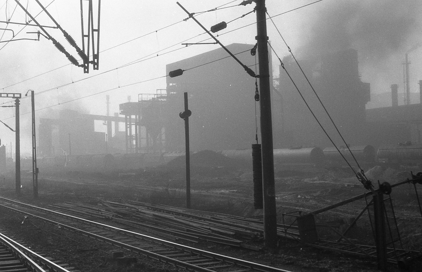 Romania,Transylvania, Copșa Mică, koromgyár., 1988, Vova, railway, factory, smoke, Fortepan #55023