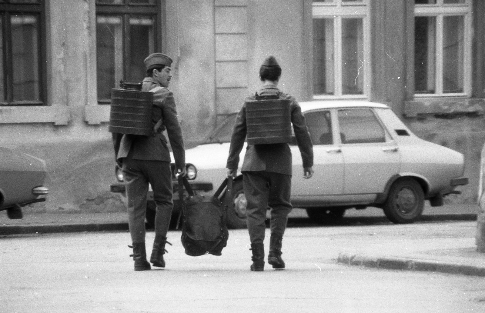Románia,Erdély, 1988, Vova, Dacia-márka, katona, hátizsák, automobil, román gyártmány, ételhordó, Fortepan #55026