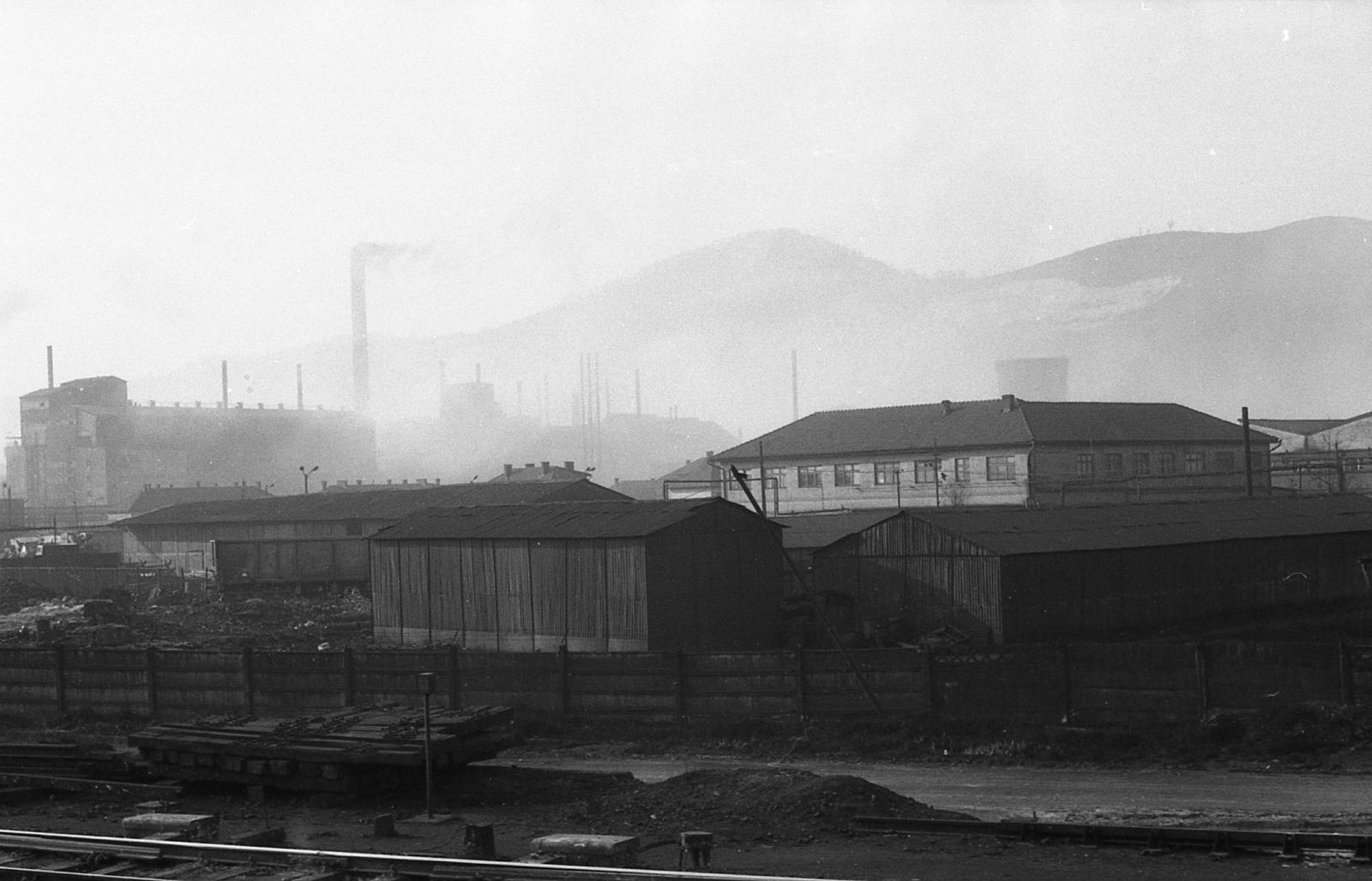 Romania,Transylvania, Copșa Mică, koromgyár., 1988, Vova, chimney, factory, smoke, factory chimney, Fortepan #55027