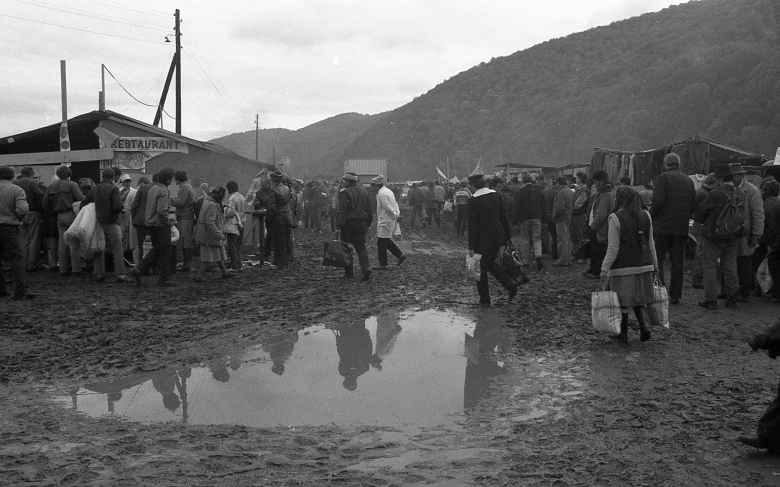 Romania,Transylvania, Negreni, országos vásár., 1988, Vova, market, puddle, fair, mud, Fortepan #55038